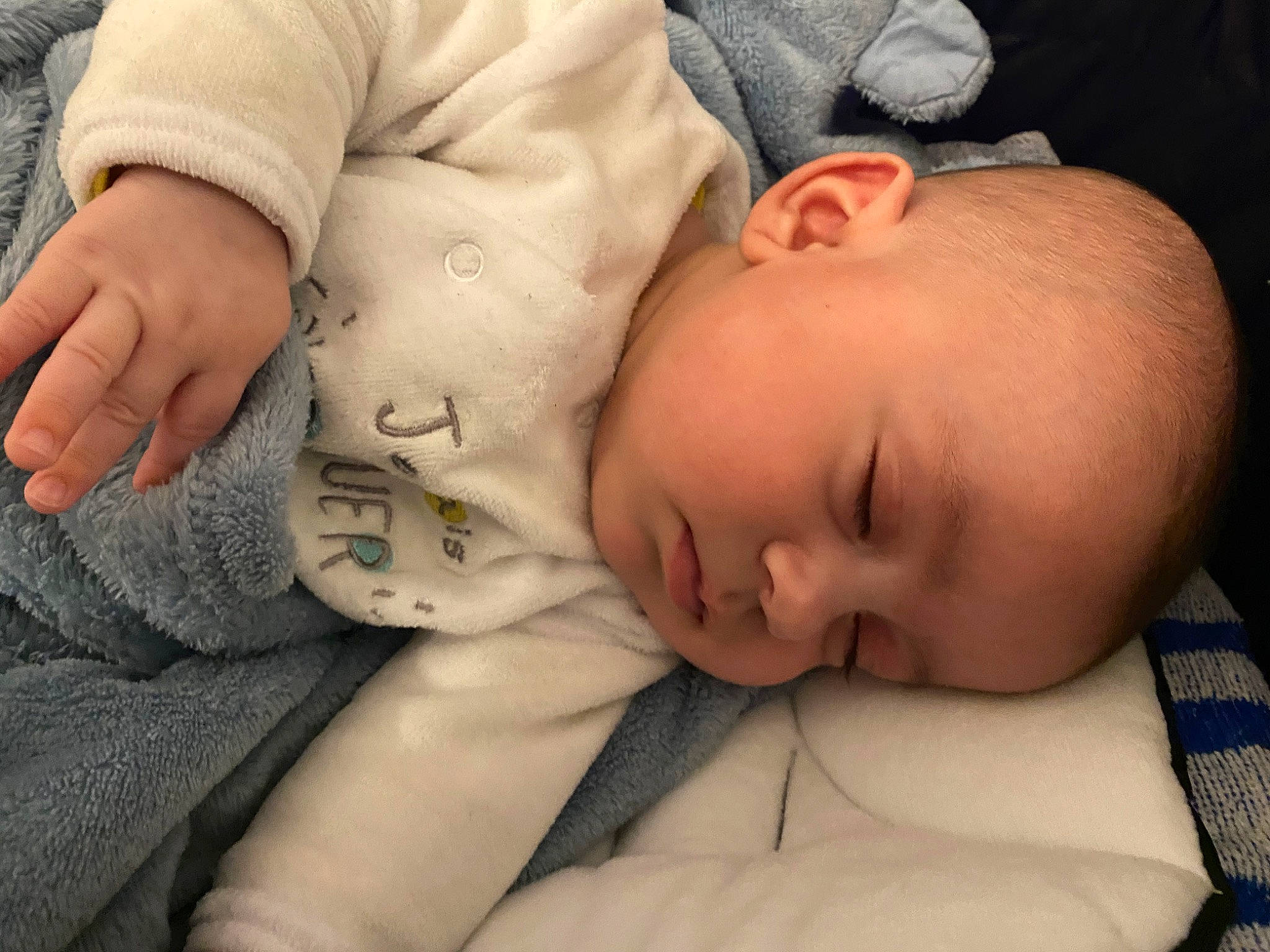 Jaëden a rejoint le concours — aidez-le/la à gagner de superbes lots ! baby, baby_sleeping, bedtime, birth, cheek, child, childbirth, comfort, ear, finger, forehead, hand, mouth, muscle, nap, nose, person, skin, sleep, toddler