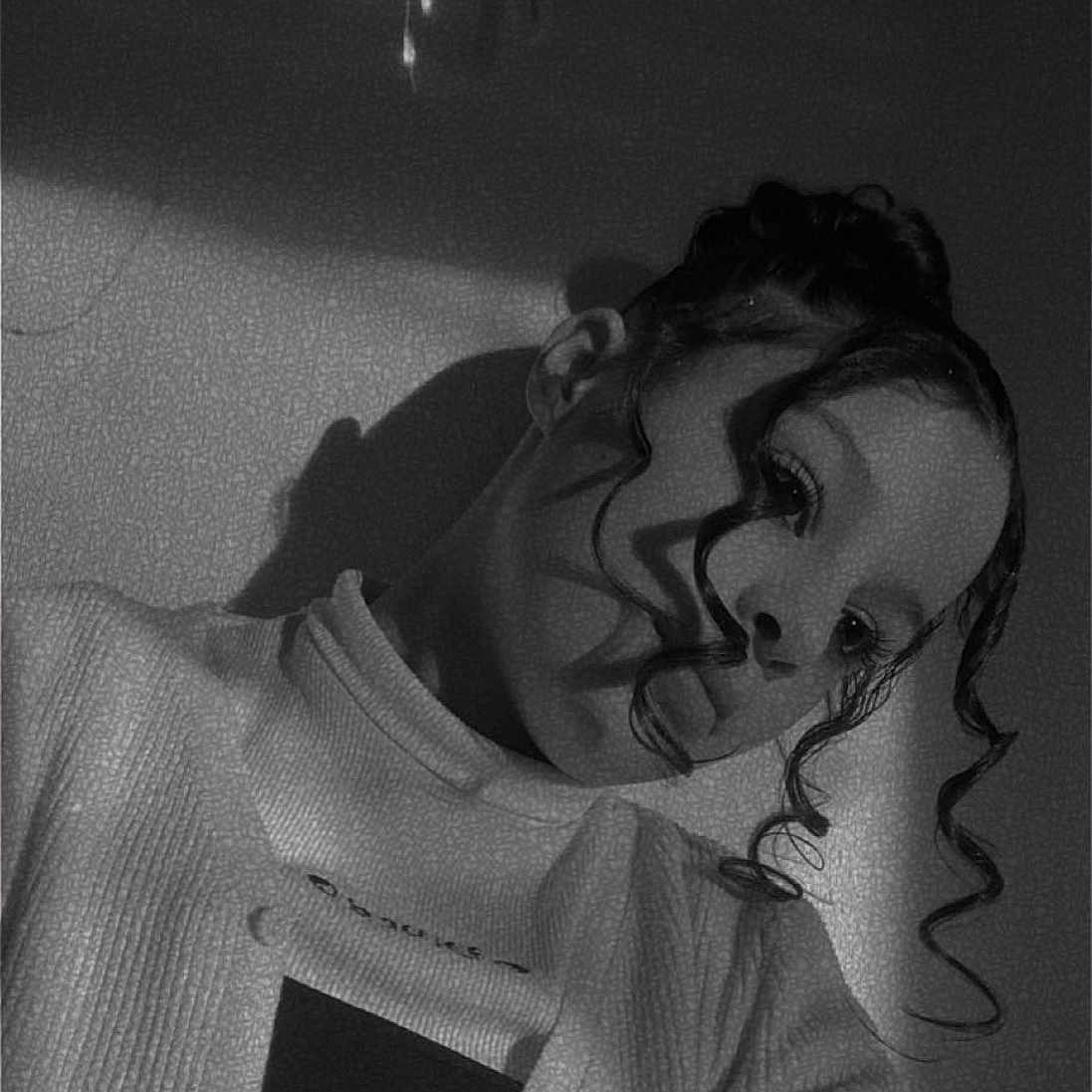 Chemsy participe au concours pour gagner de l'argent avec cette photo : art, black_and_white, child, darkness, elbow, flash_photography, font, gesture, jaw, monochrome, monochrome_photography, neck, religious_item, room, shadow, still_life_photography, style, t_shirt, tints_and_shades, visual_arts
