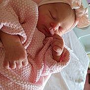 Lénaëlle a rejoint le concours — aidez-le/la à gagner de superbes lots ! newborn, baby, sleeping, pink_blanket, headband, bow, infant, wrapped, cozy, bed, soft, hand, peaceful, cute, indoors, portrait, child, sleep, rest, wearing