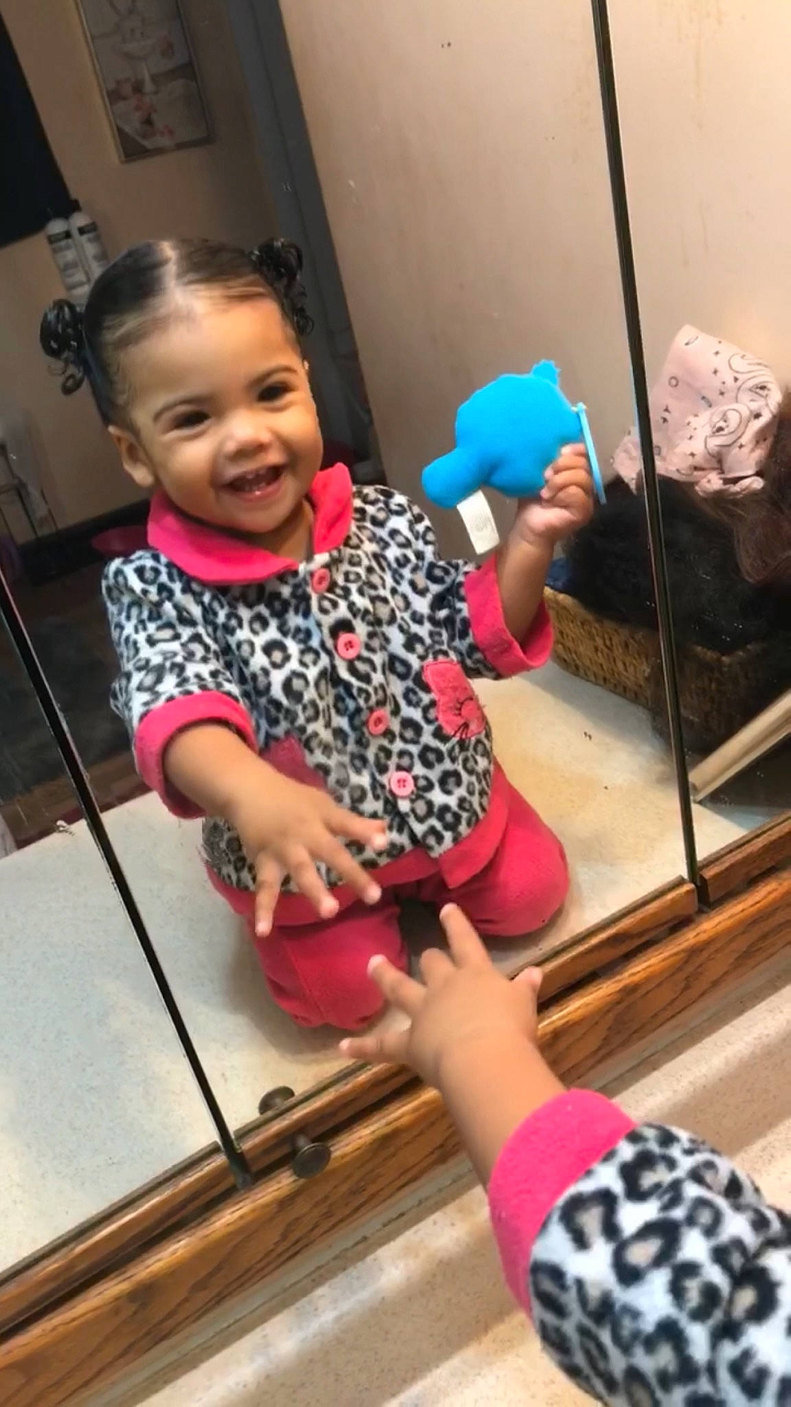 Katalaya is registered to the contest to win money with this photo: baby, baby_grabbing_for_something, baby_toddler_clothing, child, finger, hand, joy, mouth, nail, person, plastic, play, thumb, toddler, varnish