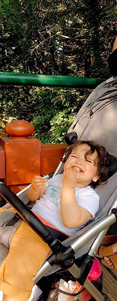 Line a rejoint le concours — aidez-le/la à gagner de superbes lots ! baby, baby_carriage, baby_products, chair, child, comfort, facial_expression, fun, grass, hand, happy, leisure, person, plant, product, recreation, sitting, smile, summer, toddler