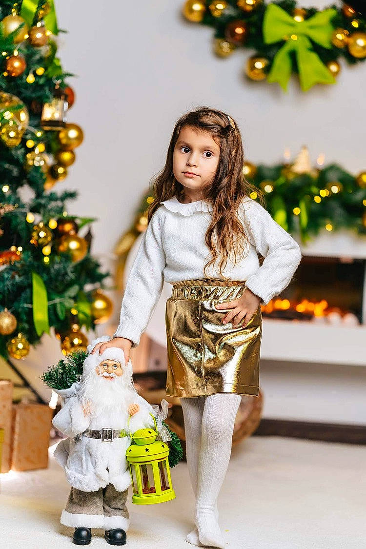 Céline participe au concours pour gagner de l'argent avec cette photo : beauty, child, christmas_decoration, christmas_ornament, christmas_tree, conifer, event, evergreen, fun, green, happy, holiday, holiday_ornament, ornament, people_in_nature, person, sleeve, snapshot, standing, toddler