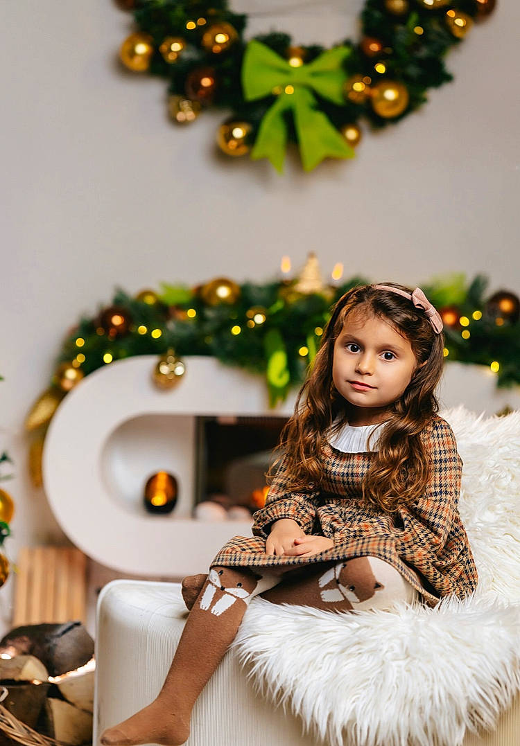 Céline a rejoint le concours — aidez-le/la à gagner de superbes lots ! brown_hair, child, christmas_ornament, event, eye, facial_expression, fashion_design, flash_photography, hair, hairstyle, happy, head, long_hair, ornament, pattern, person, skin, sleeve, snapshot, toddler