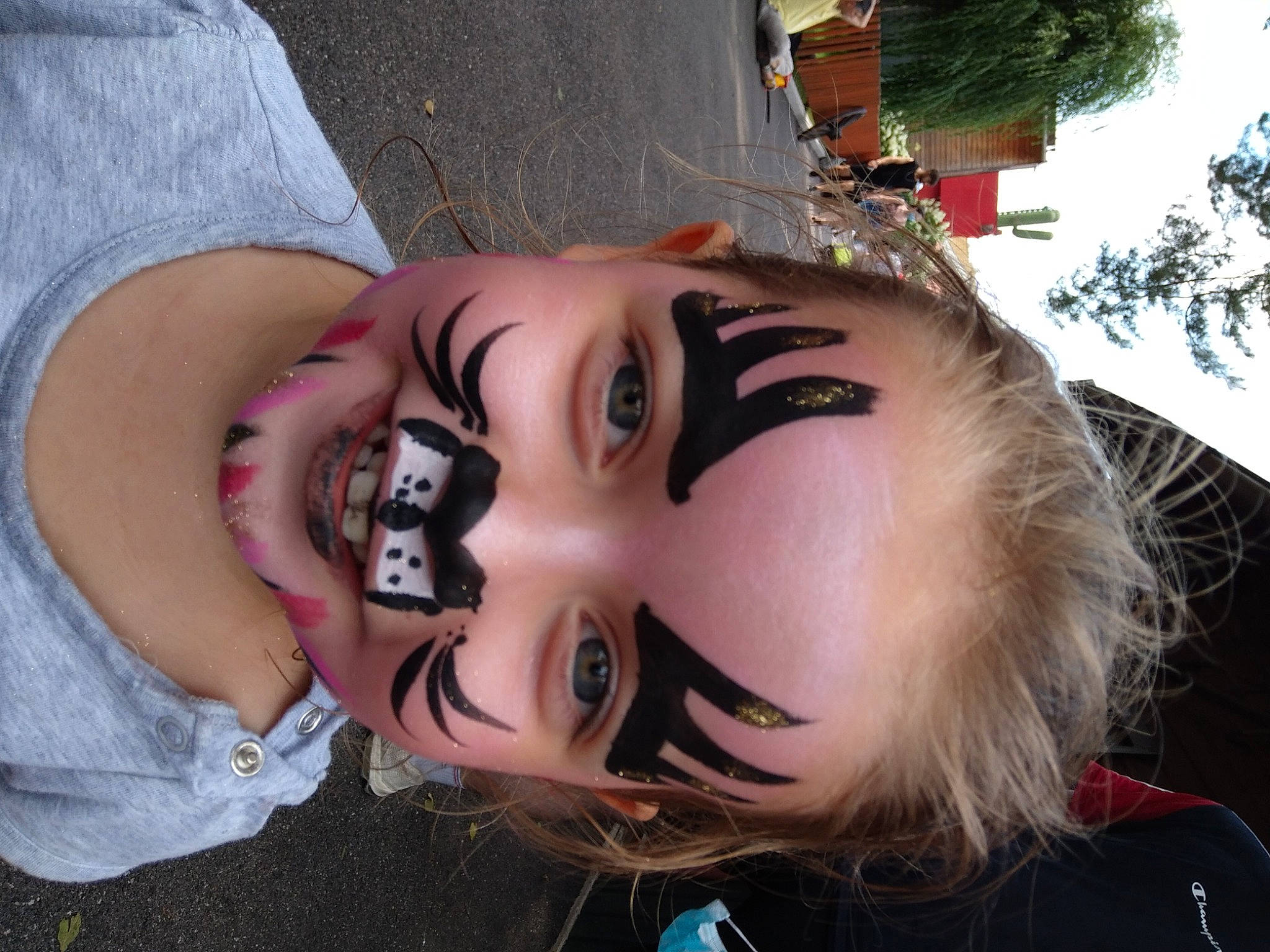 Amelie a rejoint le concours — aidez-le/la à gagner de superbes lots ! art, bangs, child, doll, eyebrow, eyelash, eyewear, fashion_accessory, fun, happy, joy, lip, mouth, person, plant, scarf, skin, street_fashion, toy, tree