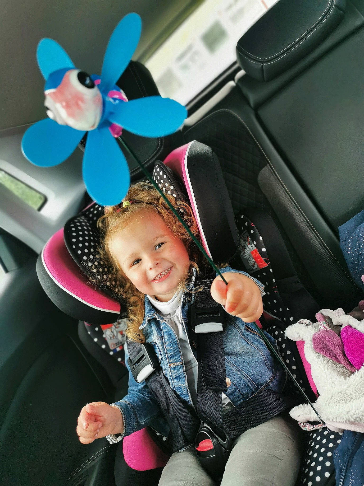 Leane a rejoint le concours — aidez-le/la à gagner de superbes lots ! auto_part, automotive_design, blue, car, car_seat, car_seat_cover, fun, happy, head_restraint, joy, leisure, motor_vehicle, person, pink, smile, steering_wheel, toddler, vehicle, vehicle_door, wheel
