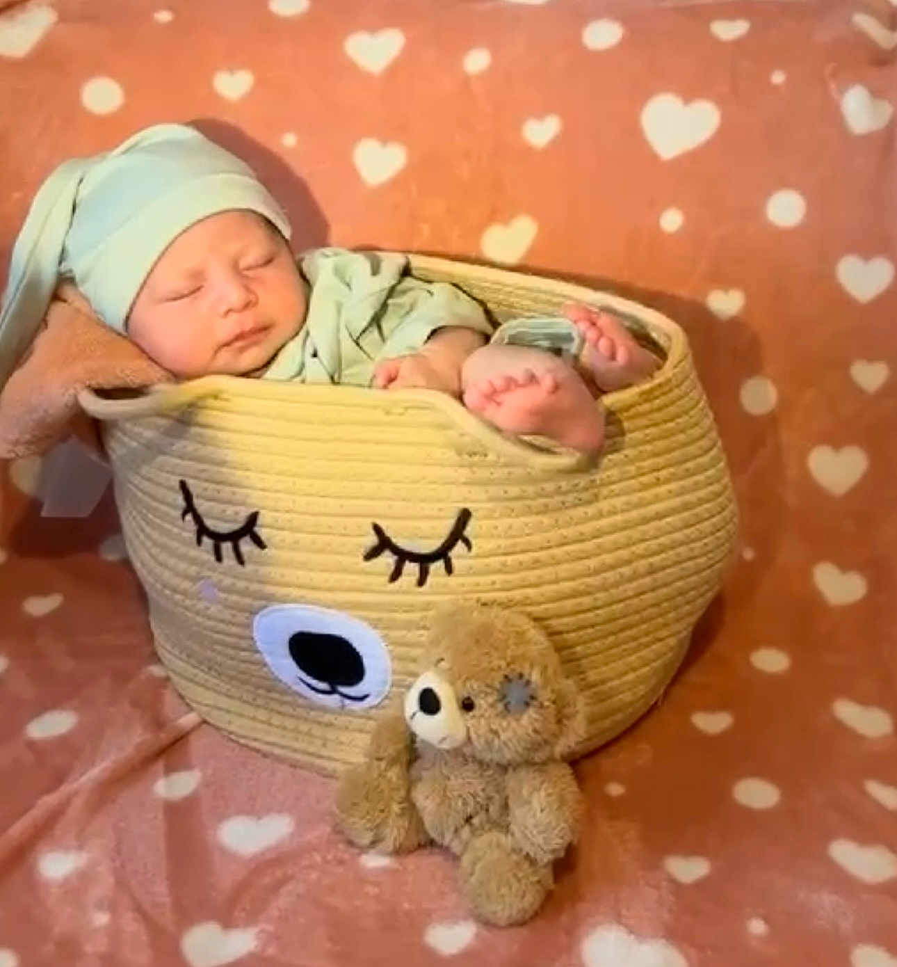 Naïlya a rejoint le concours — aidez-le/la à gagner de superbes lots ! adorable, baby, basket, blanket, child, comfort, cozy, cute, foot, hat, heart_pattern, indoor, infant, peaceful, portrait, rest, sleeping, soft, teddy_bear, toy