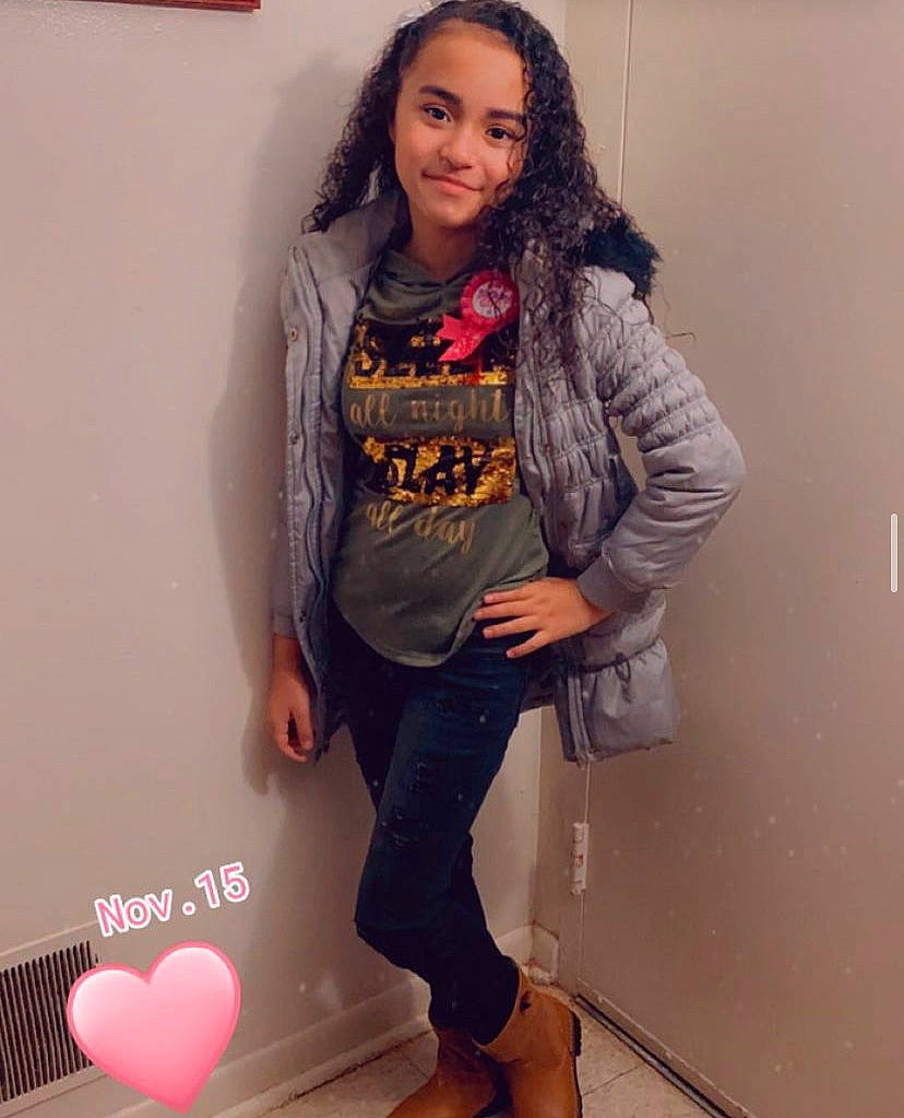 Arianni is registered to the contest to win money with this photo: black_hair, cool, denim, fashion, fashion_design, happy, human_body, joy, knee, leg, organ, person, red, shoe, sleeve, smile, standing, street_fashion, t_shirt, thigh