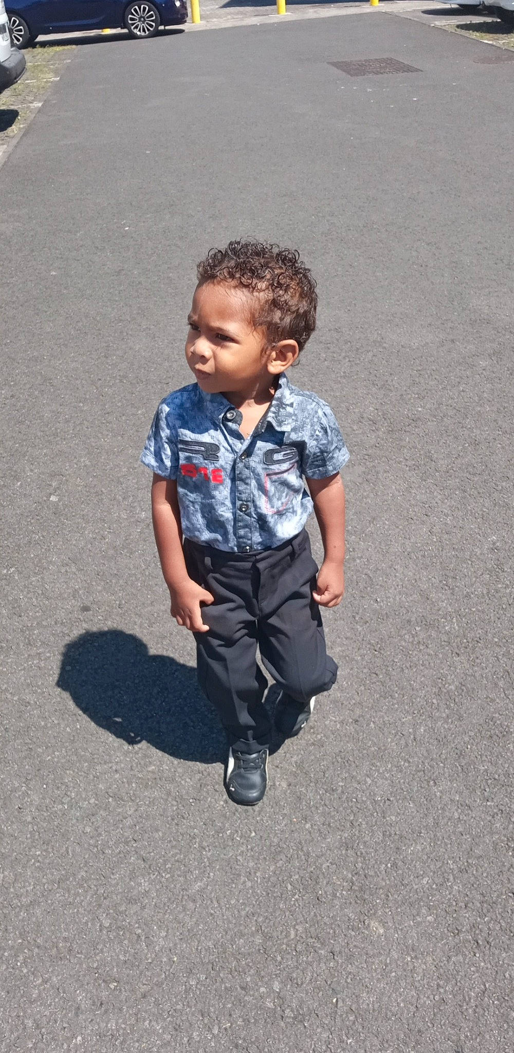 Quentin participe au concours pour gagner de l'argent avec cette photo : asphalt, baby_toddler_clothing, child, denim, dress_shirt, electric_blue, flooring, fun, head, pattern, person, plaid, play, road_surface, shadow, sitting, sleeve, street_fashion, t_shirt, toddler