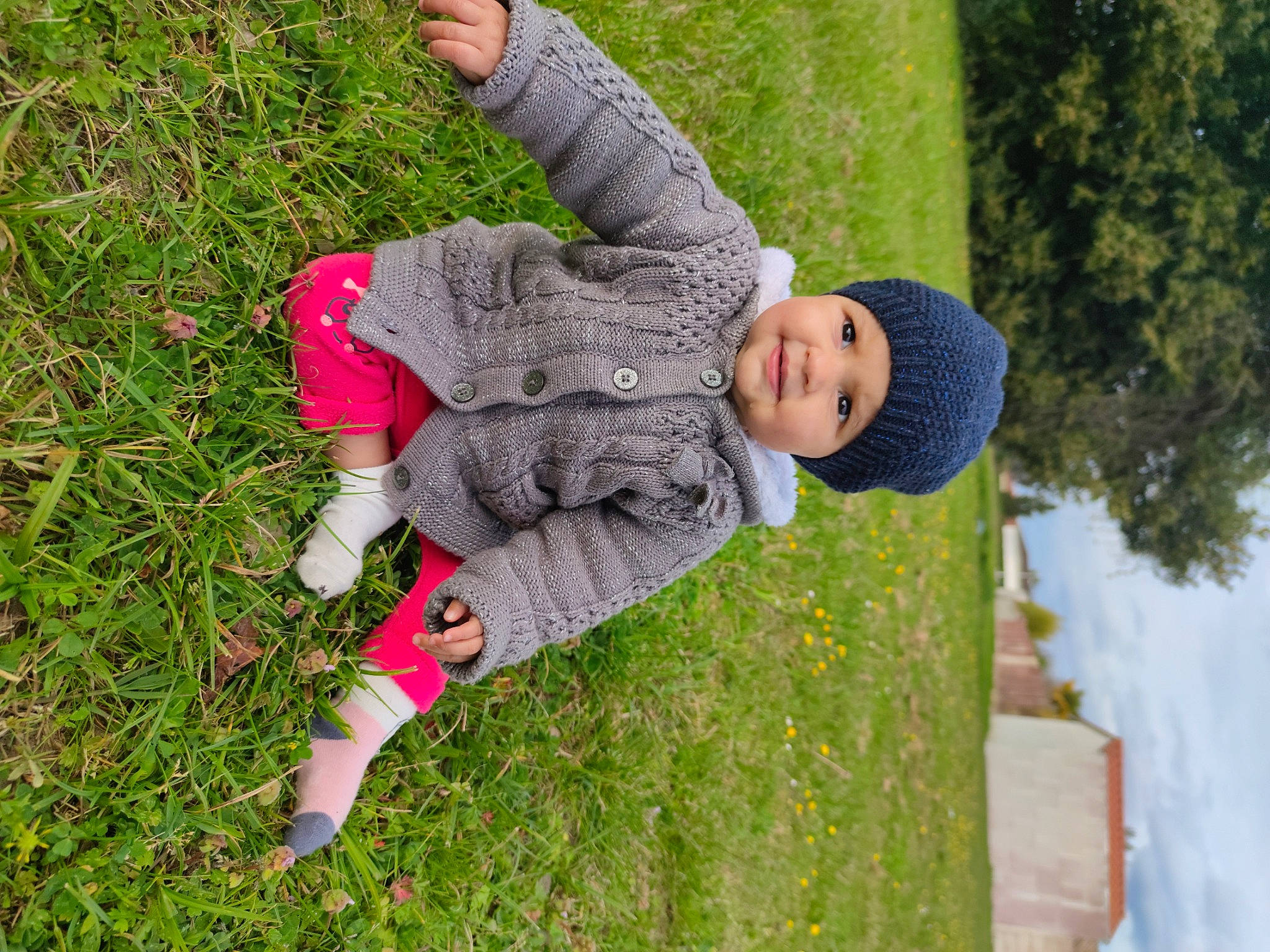 Liv participe au concours pour gagner de l'argent avec cette photo : baby, baby_toddler_clothing, child, fun, garden, grass, grass_family, grassland, happy, hat, headwear, jacket, joy, lawn, leisure, people_in_nature, person, plant, recreation, sitting