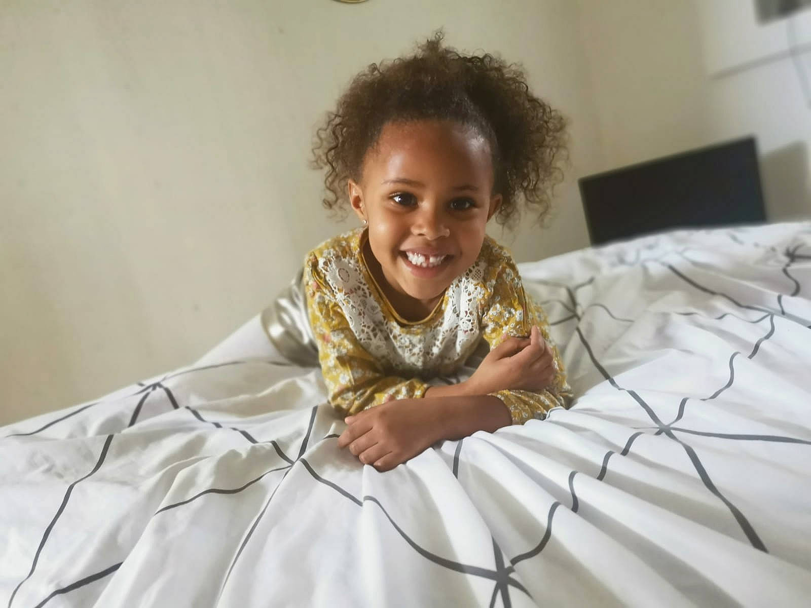 Inaya a rejoint le concours — aidez-le/la à gagner de superbes lots ! bed, bed_sheet, bedding, bedroom, child, comfort, event, fashion_design, flash_photography, flooring, fun, happy, human, joy, leisure, linens, person, room, sitting, skin