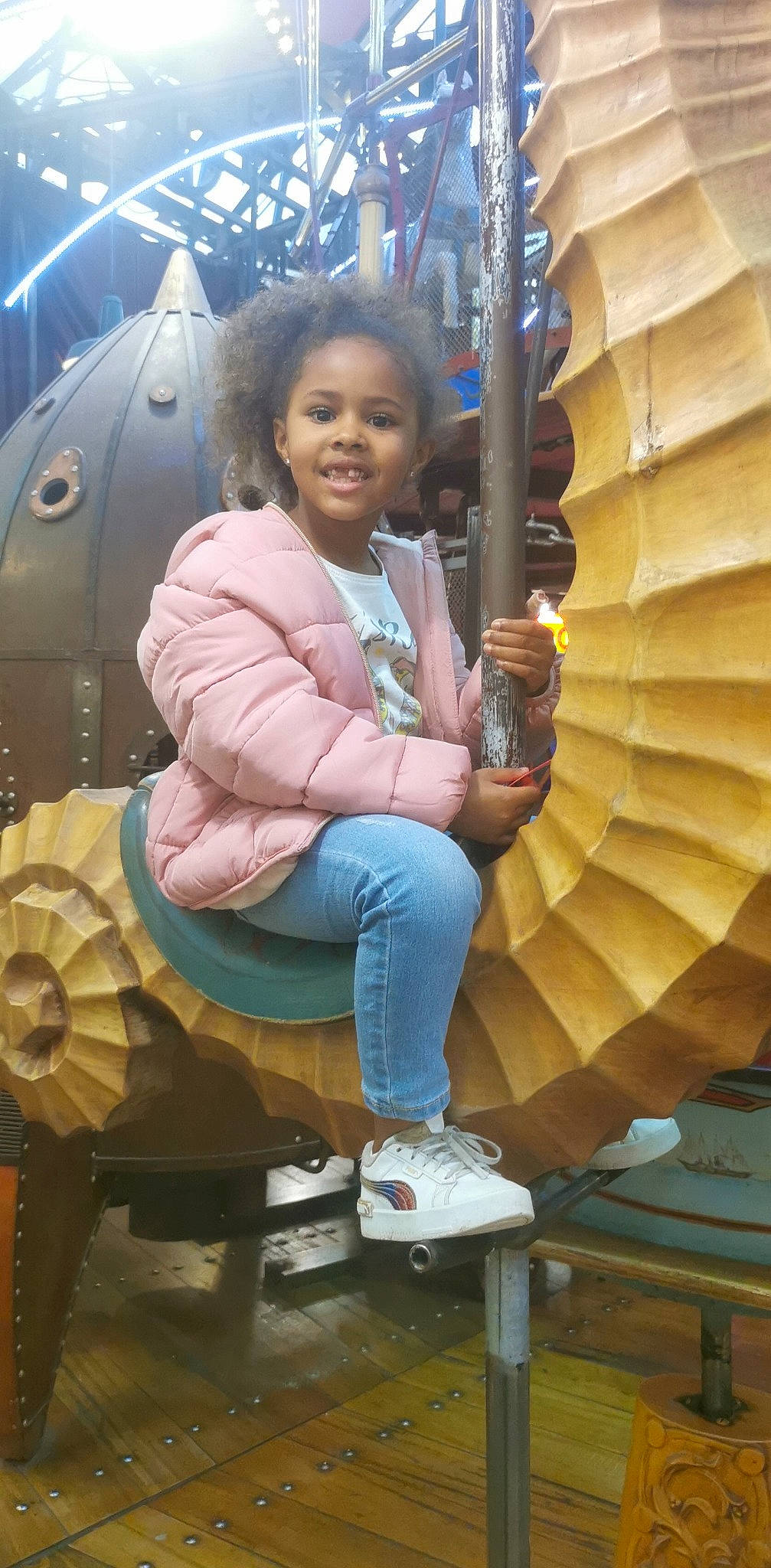 Inaya participe au concours pour gagner de l'argent avec cette photo : air_travel, airplane, bag, boot, denim, fun, hairstyle, human_leg, joy, leisure, pattern, person, recreation, sandal, shoe, sitting, smile, snapshot, sneakers, thigh