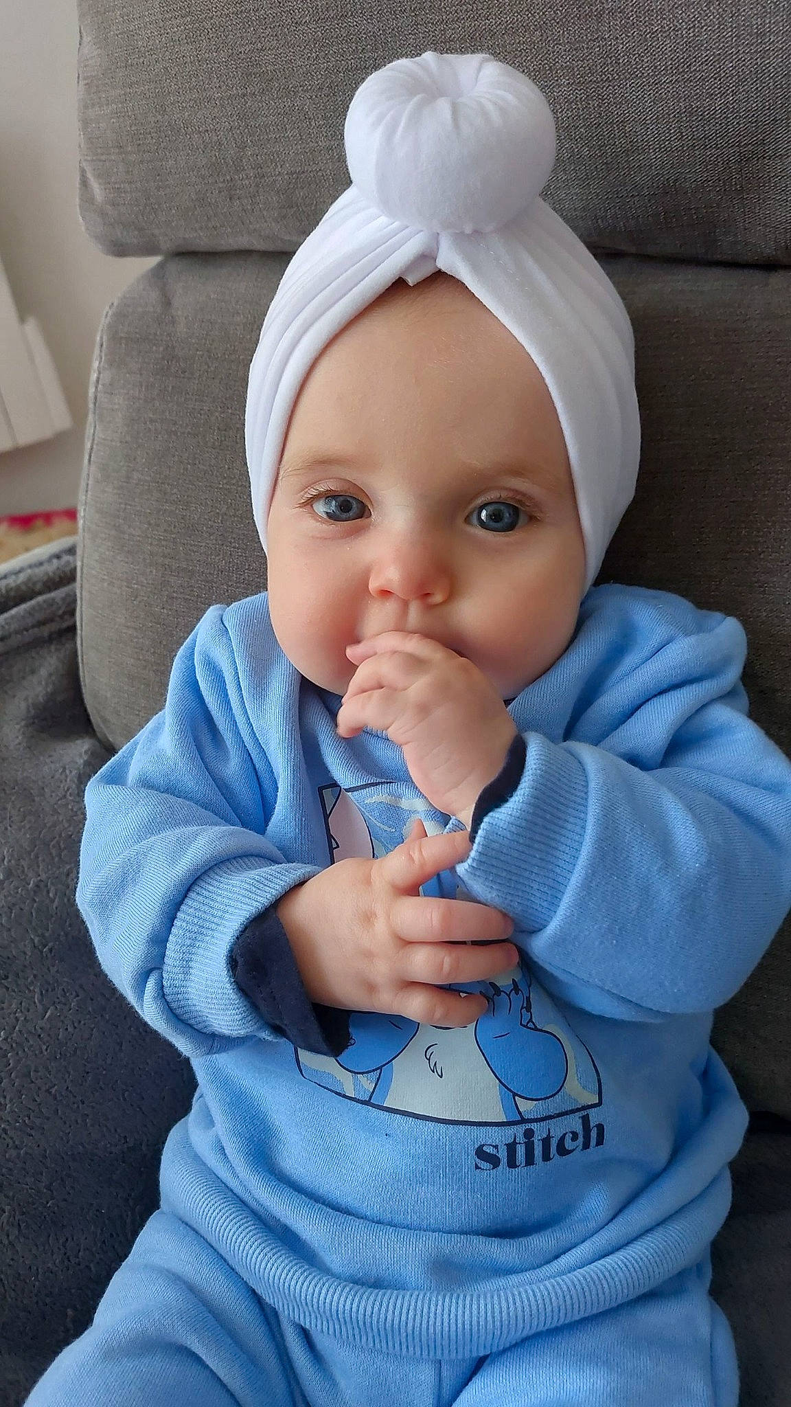 Katalëya participe au concours pour gagner de l'argent avec cette photo : baby, baby_toddler_clothing, cap, cheek, comfort, electric_blue, eyebrow, finger, gesture, headwear, human_body, lip, mouth, nail, nose, outerwear, person, skin, sleeve, thumb