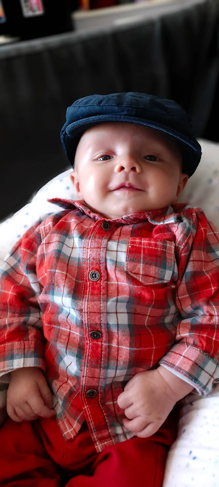 Jules a rejoint le concours — aidez-le/la à gagner de superbes lots ! baby, baby_toddler_clothing, cap, cheek, chin, collar, dress_shirt, flash_photography, headgear, headwear, lip, nose, person, plaid, red, skin, sleeve, smile, tartan, textile