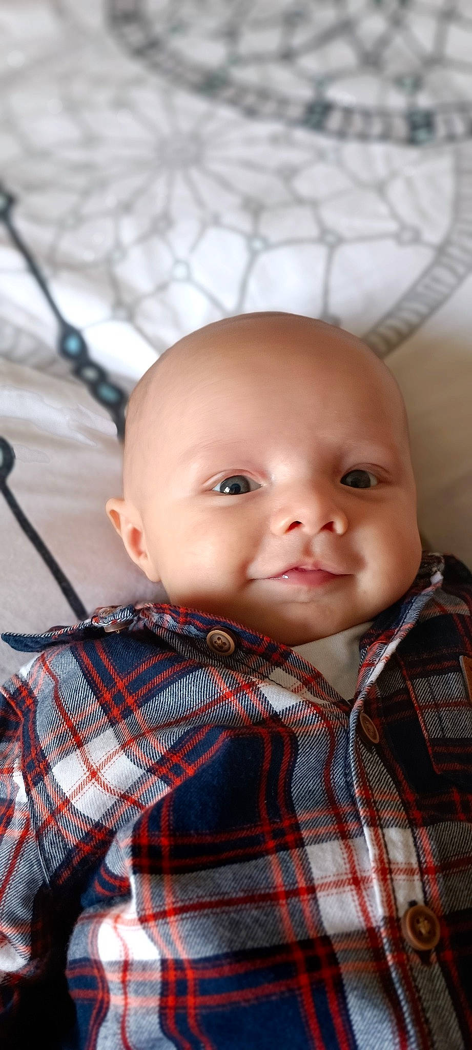 Jules a rejoint le concours — aidez-le/la à gagner de superbes lots ! baby, baby_products, baby_toddler_clothing, cheek, child, collar, comfort, dress_shirt, iris, linens, lip, nose, pattern, person, plaid, skin, sleeve, smile, street_fashion, tartan