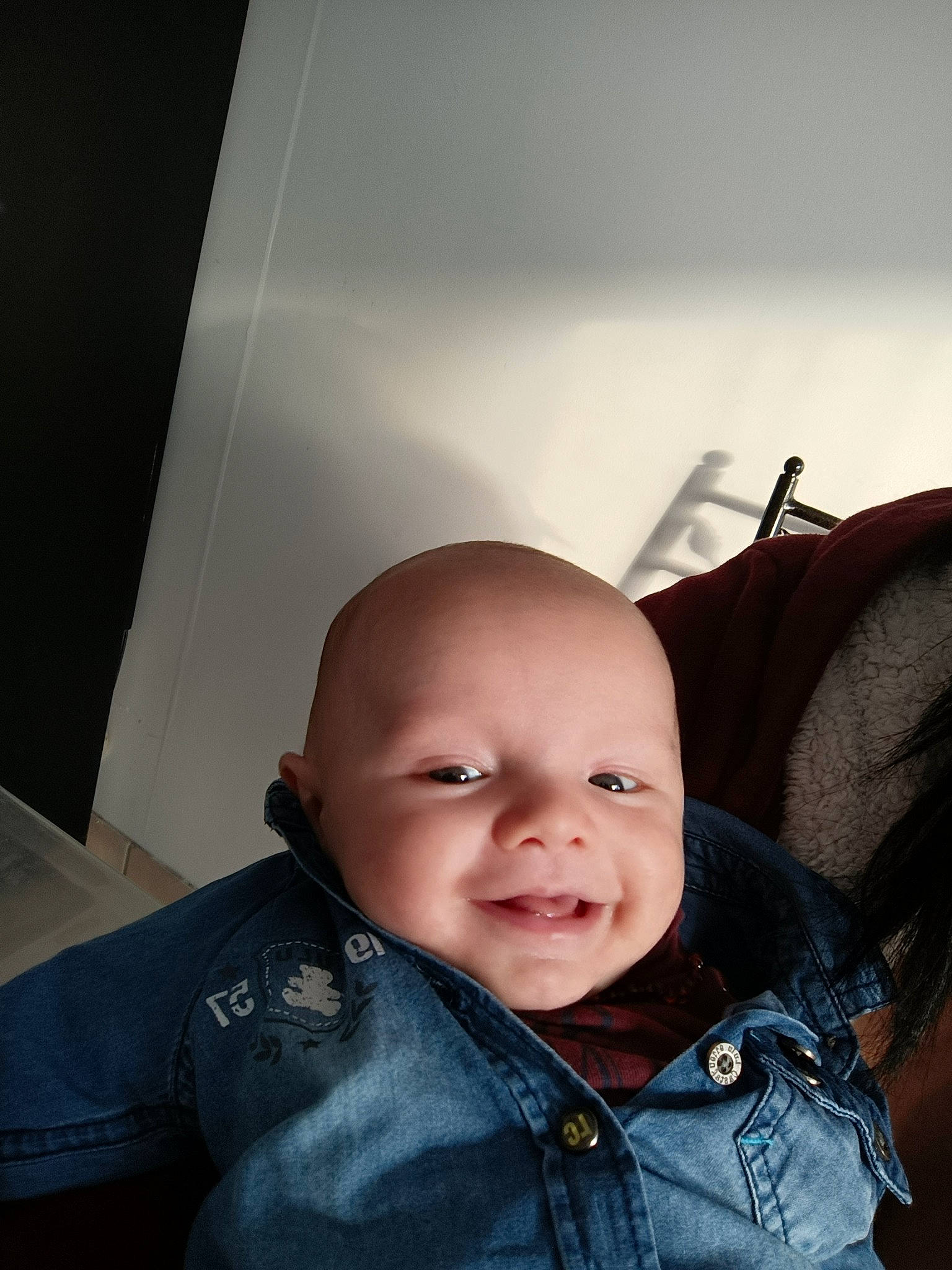 Jules a rejoint le concours — aidez-le/la à gagner de superbes lots ! baby, baby_toddler_clothing, cheek, comfort, eye, eyebrow, eyelash, flash_photography, hairstyle, happy, iris, jacket, mouth, neck, nose, person, shoulder, skin, sleeve, smile