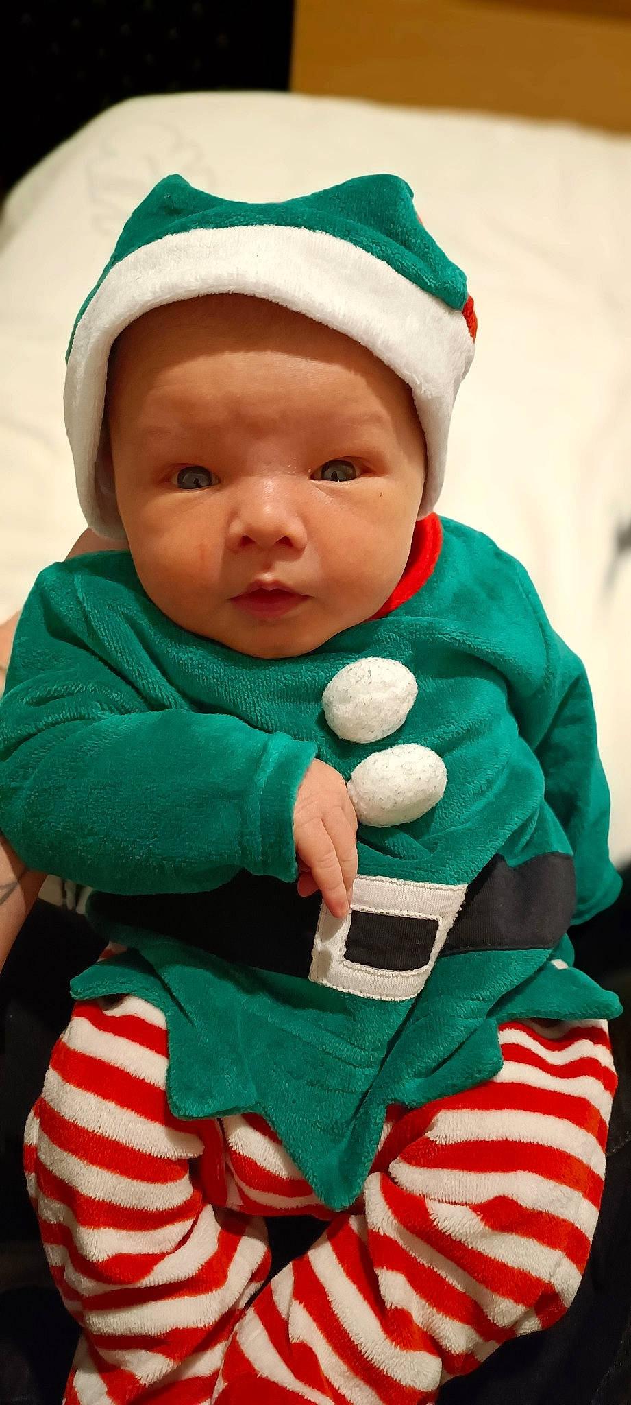 Jules a rejoint le concours — aidez-le/la à gagner de superbes lots ! baby, baby_toddler_clothing, cap, cheek, christmas, face, fictional_character, finger, green, happy, head, headgear, headwear, holiday, human_body, outerwear, person, red, skin, sleeve