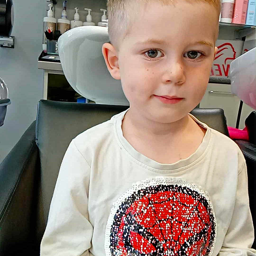 Jules a rejoint le concours — aidez-le/la à gagner de superbes lots ! bottle, boy, casual_clothing, chair, child, cute, haircare, haircut, indoor, kid, portrait, product, salon, sequin, shelf, shirt, short_hair, sitting, spiderman, young