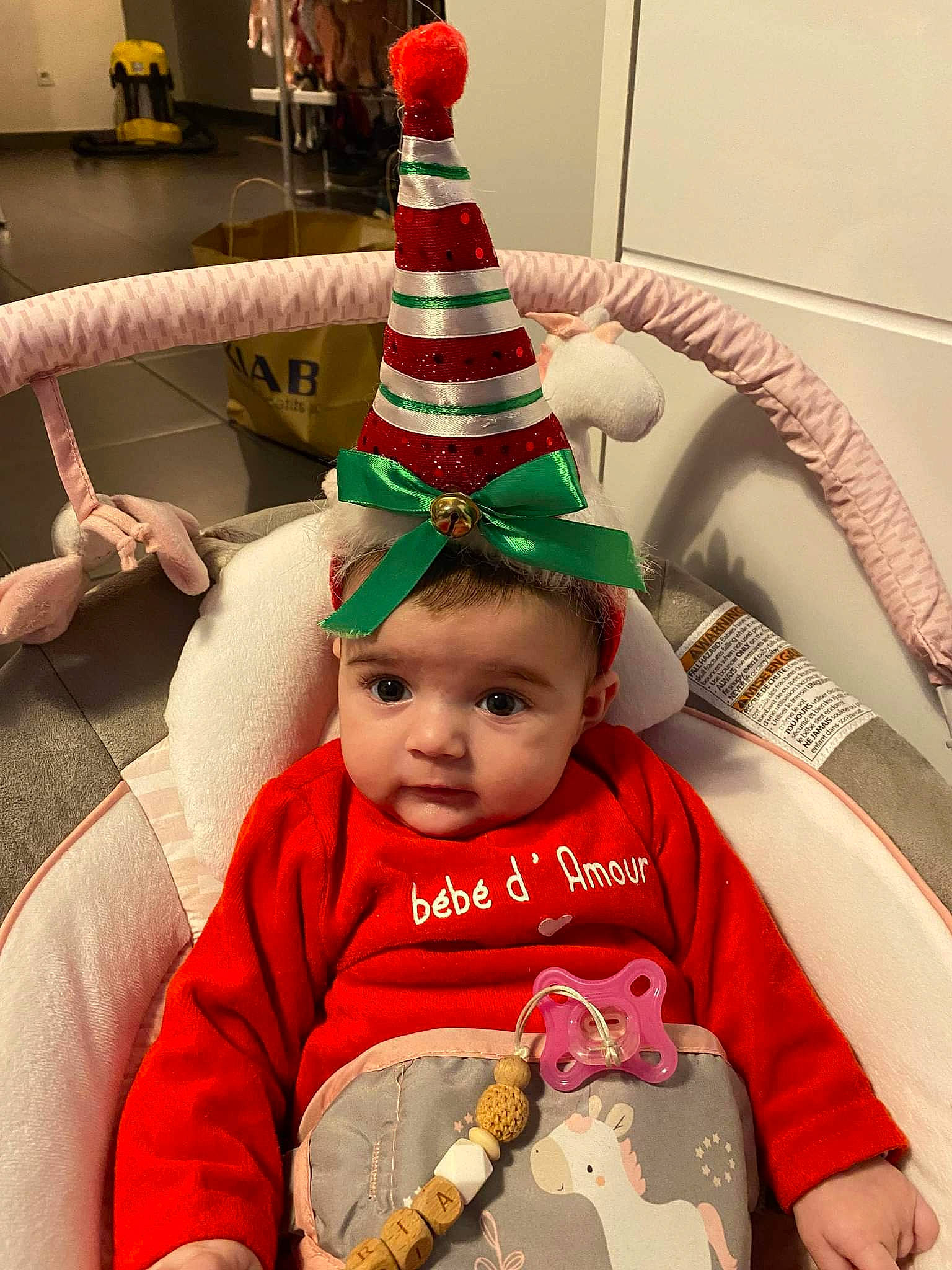 Maria a rejoint le concours — aidez-le/la à gagner de superbes lots ! baby, baby_toddler_clothing, beanie, cap, christmas, christmas_decoration, christmas_eve, christmas_ornament, cone, costume_hat, event, fictional_character, fun, happy, hat, headgear, holiday, person, room, toddler