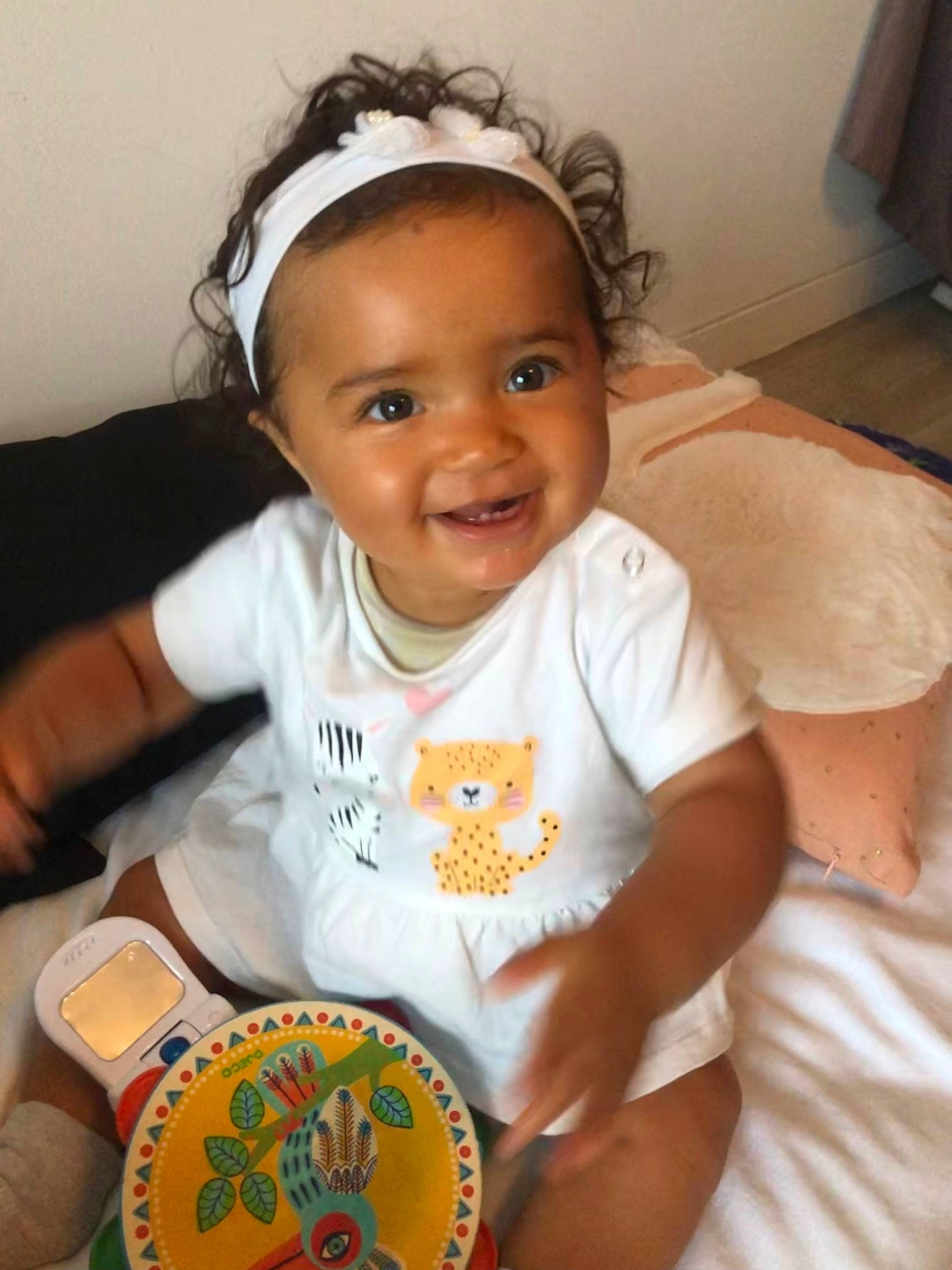 Aaliyah a rejoint le concours — aidez-le/la à gagner de superbes lots ! baby, baby_products, baby_toddler_clothing, cheek, child, eyelash, face, fashion_accessory, fun, happy, headband, headpiece, joy, linens, person, room, sitting, skin, sleeve, smile