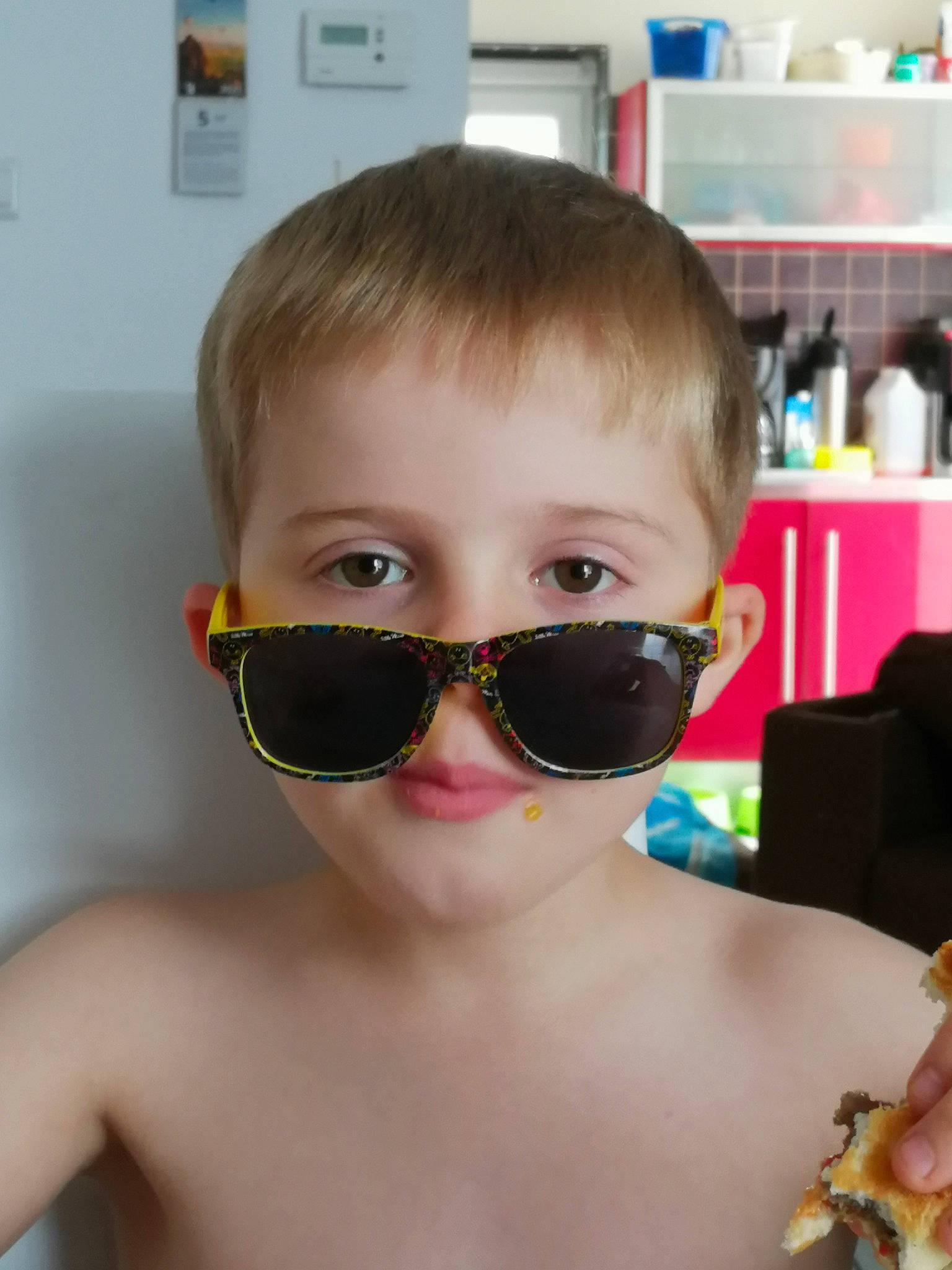 Andrew a rejoint le concours — aidez-le/la à gagner de superbes lots ! blond, cheek, child, cool, eye_glass_accessory, eyebrow, eyelash, eyewear, fashion_accessory, fun, glasses, goggles, lip, nose, person, personal_protective_equipment, shelf, skin, sunglasses, toddler