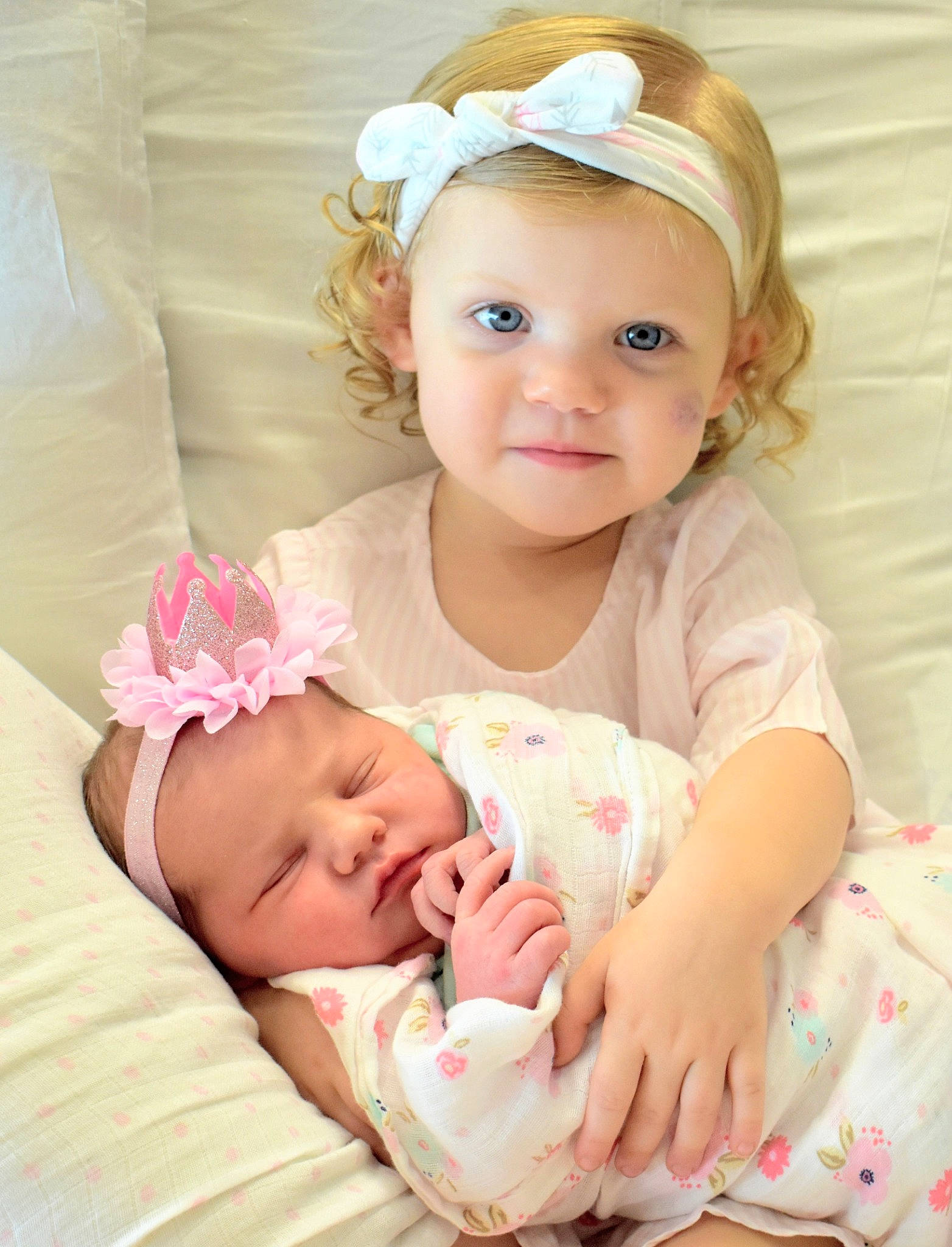 Britta is registered to the contest to win money with this photo: baby, baby_products, baby_sleeping, baby_toddler_clothing, birth, child, fashion_accessory, hair_accessory, headband, headgear, mother, person, pink, product, toddler