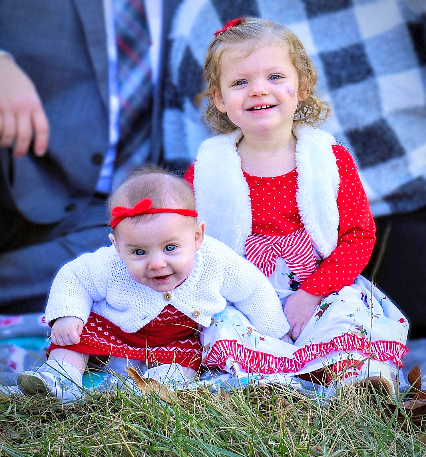 Britta is registered to the contest to win money with this photo: baby, baby_products, child, christmas, christmas_eve, daughter, family, fun, grass, happy, joy, people, person, photograph, photography, recreation, sibling, sitting, smile, toddler