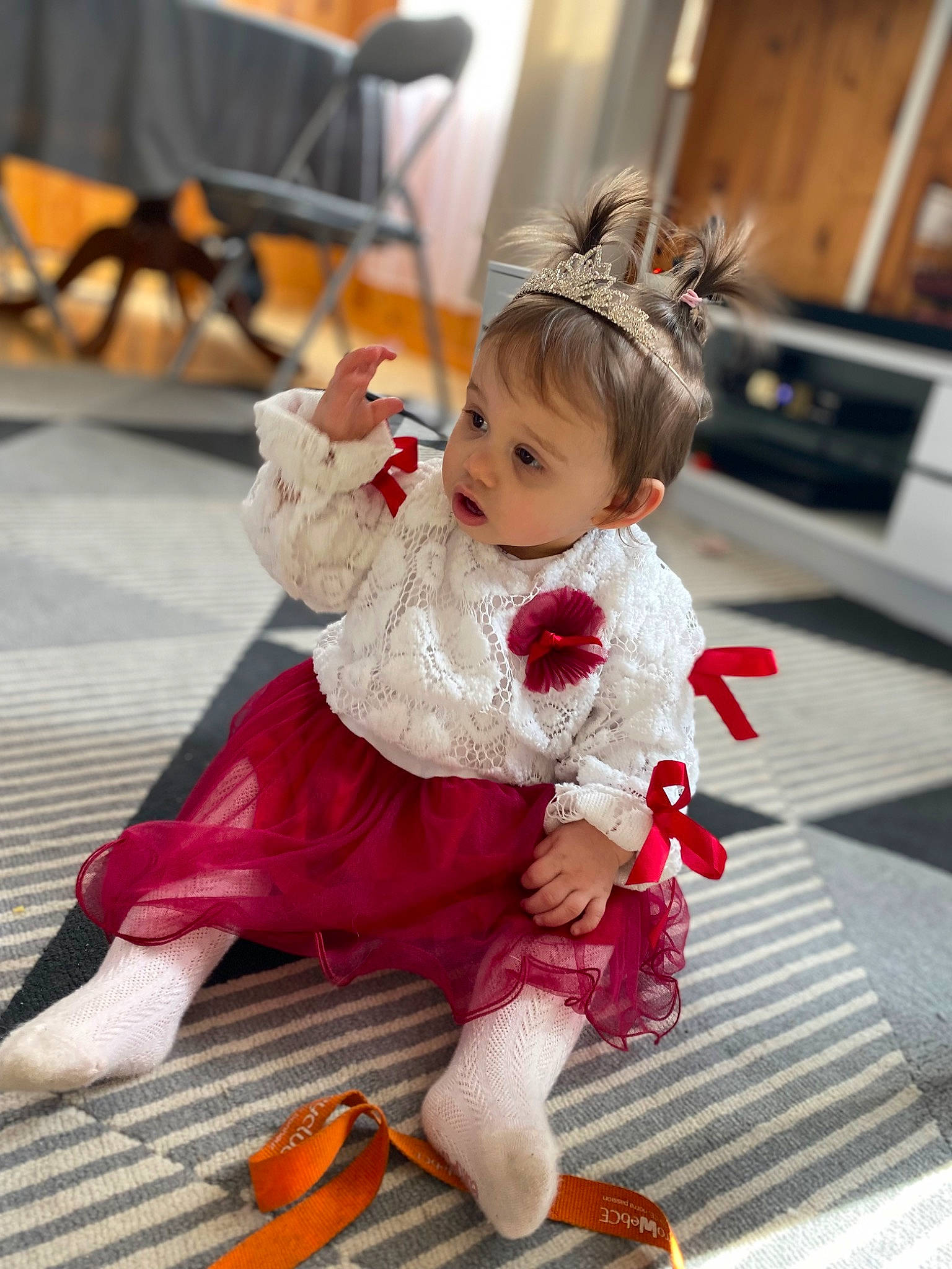 Méhnana participe au concours pour gagner de l'argent avec cette photo : baby_toddler_clothing, cabinetry, chair, child, costume, countertop, event, floor, flooring, fun, fur, happy, home_appliance, kitchen_appliance, magenta, orange, person, sitting, sock, toddler