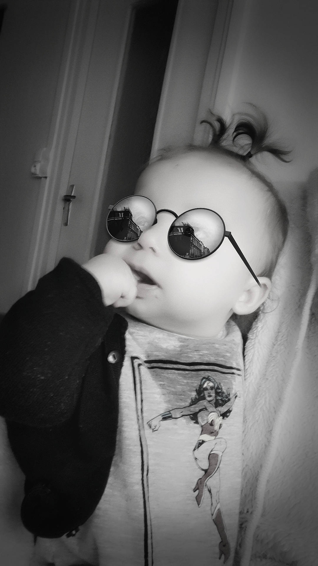 Naomie participe au concours pour gagner de l'argent avec cette photo : baby_toddler_clothing, black_and_white, cheek, eyebrow, eyelash, eyewear, flash_photography, gesture, glasses, hairstyle, happy, lip, mouth, nose, person, shoulder, skin, sleeve, style, sunglasses