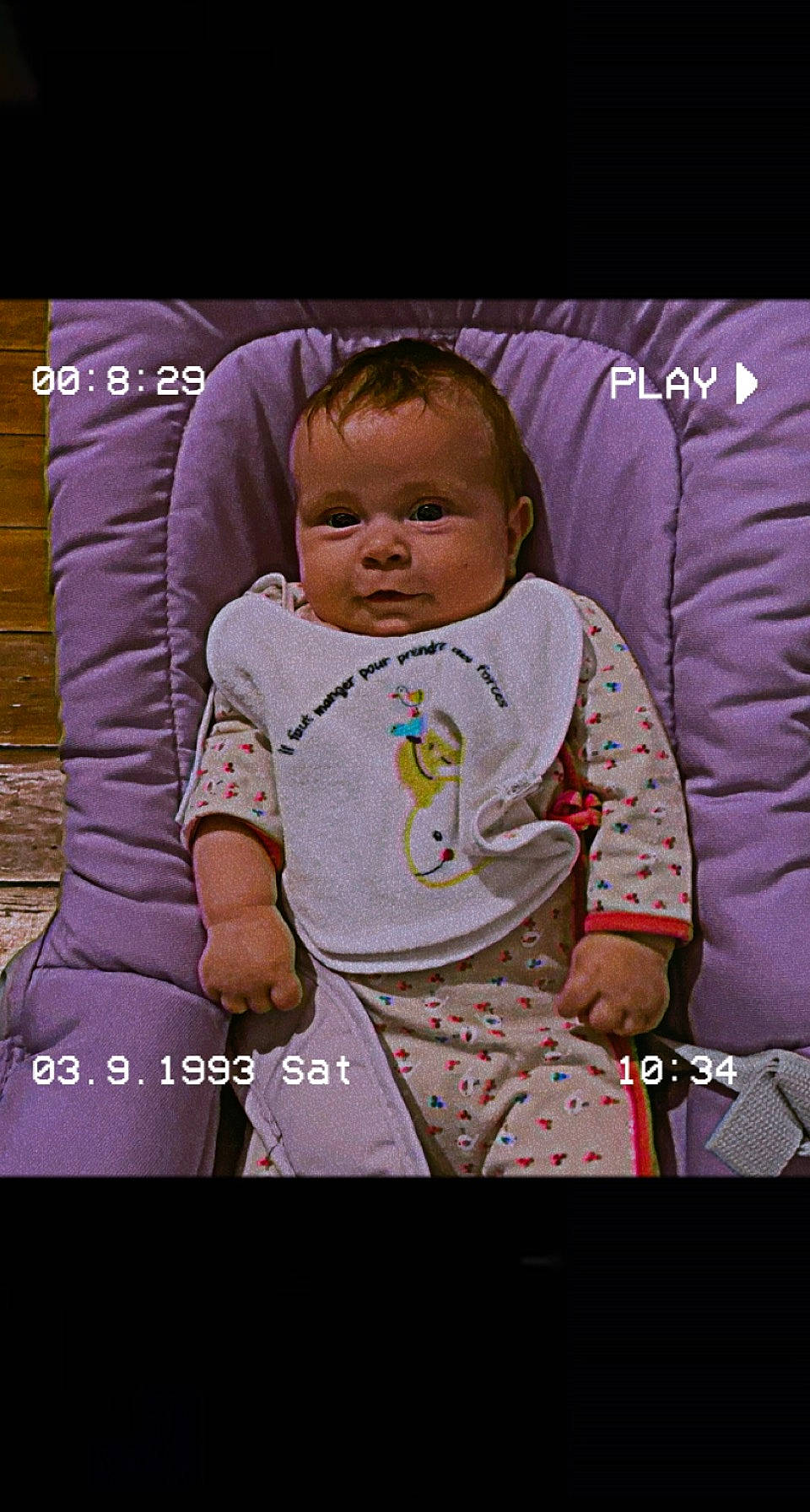 Kélya a rejoint le concours — aidez-le/la à gagner de superbes lots ! baby, baby_carriage, baby_products, baby_toddler_clothing, cheek, child, eye, flash_photography, font, happy, linens, magenta, pattern, person, photo_caption, product, sitting, skin, sleeve, t_shirt