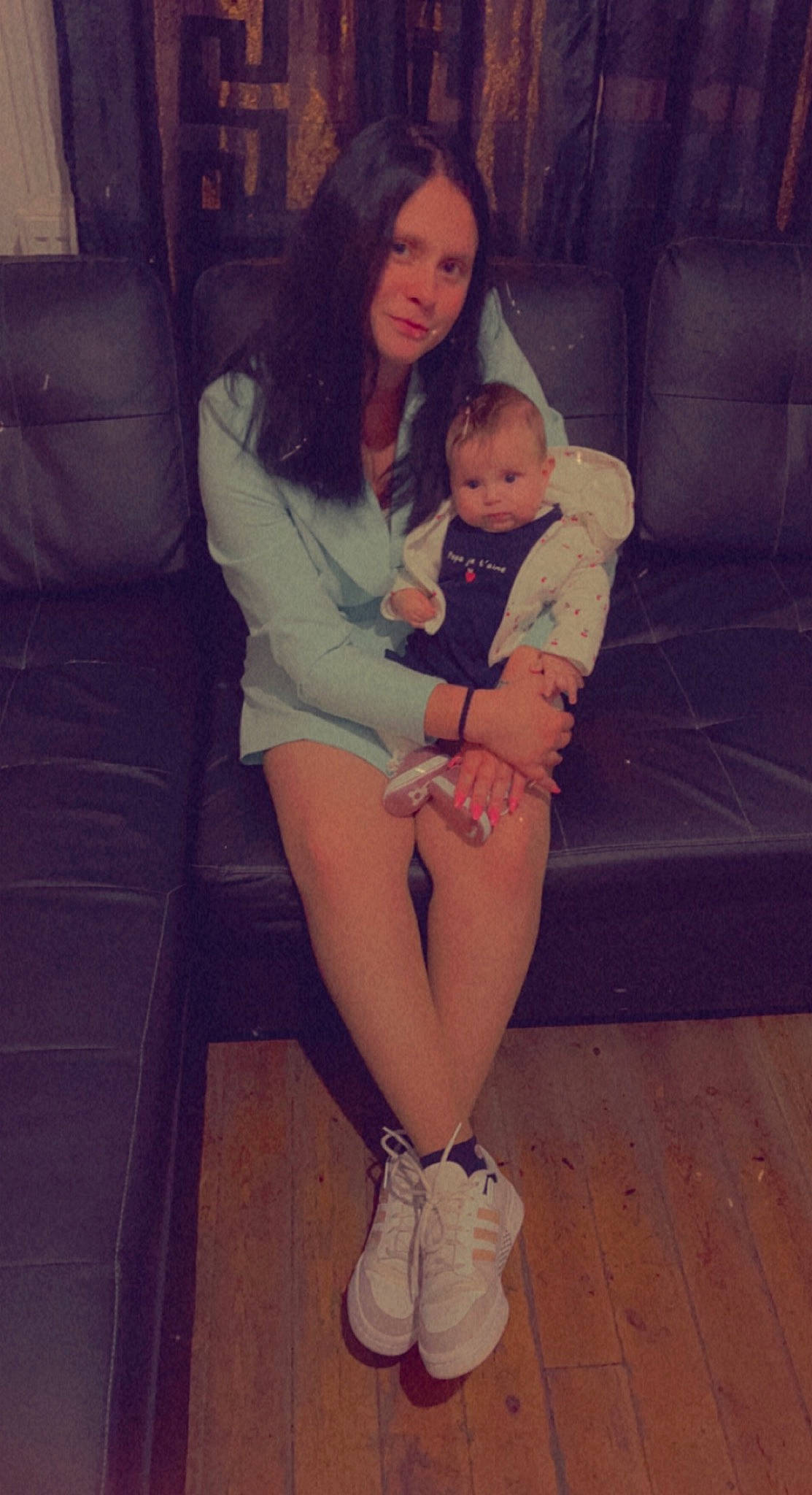 Kélya participe au concours pour gagner de l'argent avec cette photo : black_hair, comfort, couch, elbow, eye, face, foot, hairstyle, happy, human_leg, joint, knee, lap, leg, person, shoe, shorts, shoulder, thigh, toddler