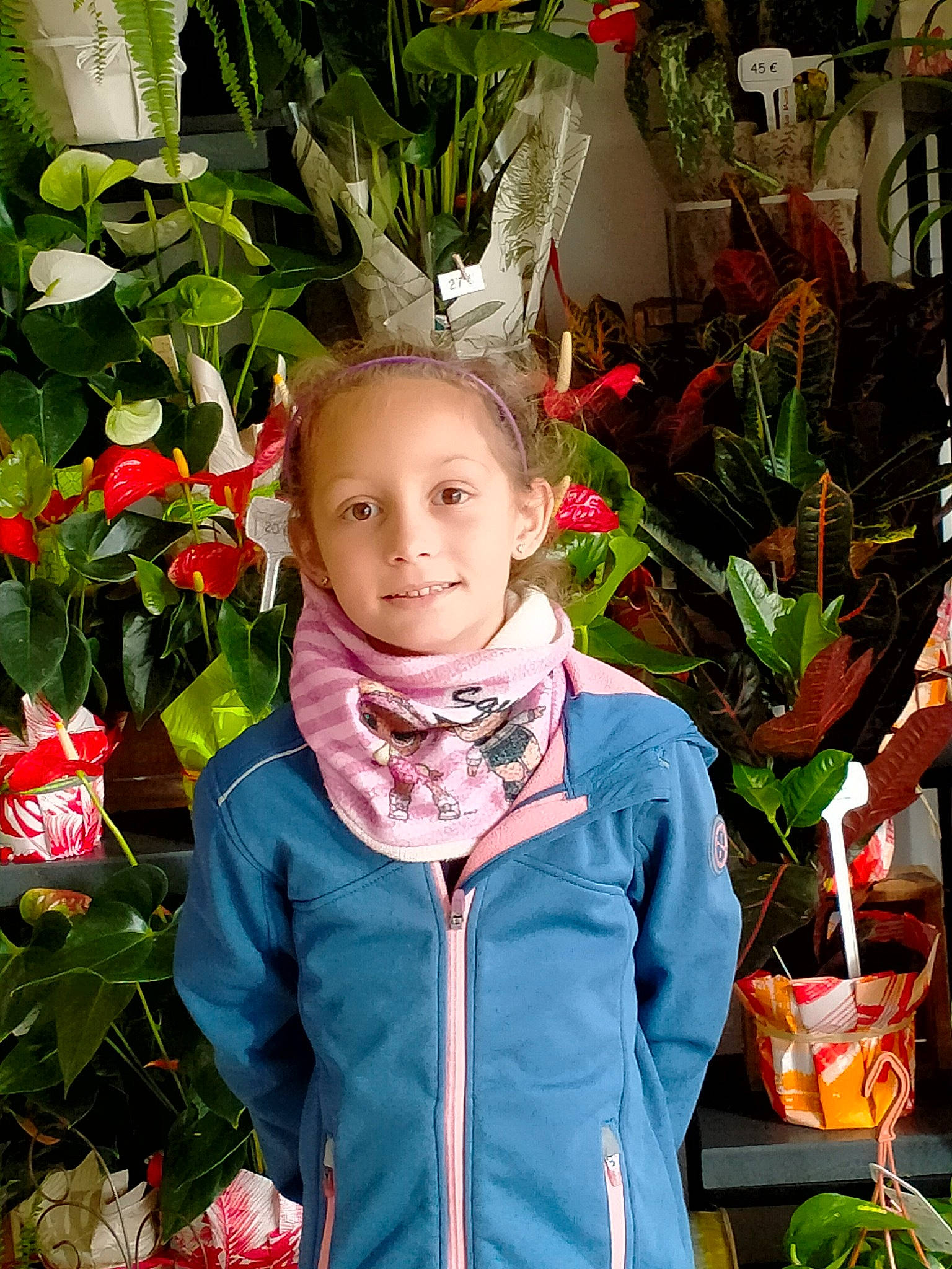 Louane participe au concours pour gagner de l'argent avec cette photo : botany, creative_arts, floristry, flower, flower_arranging, flowerpot, green, happy, iris, jacket, joy, leaf, organ, people, person, petal, photograph, plant, public_space, snapshot