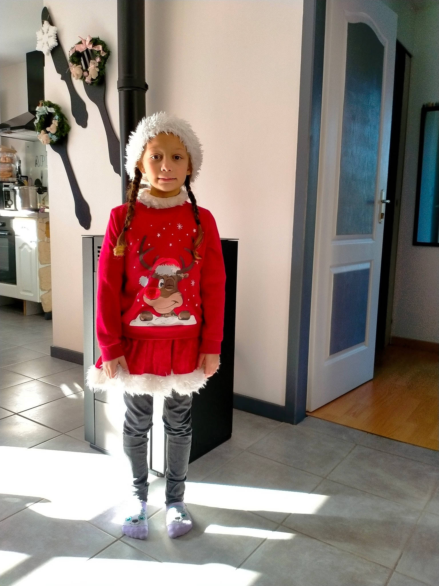 Louane participe au concours pour gagner de l'argent avec cette photo : belt, boot, carmine, costume, electric_blue, event, fashion_design, flooring, hat, headwear, human_leg, knee, magenta, person, personal_protective_equipment, shoulder, sleeve, street_fashion, thigh, toddler