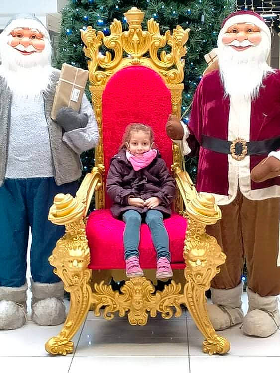 Louane participe au concours pour gagner de l'argent avec cette photo : beard, clothing, eye, face, fun, green, hat, head, joy, lap, leg, leisure, organ, outerwear, person, photograph, plant, shoe, smile, tree