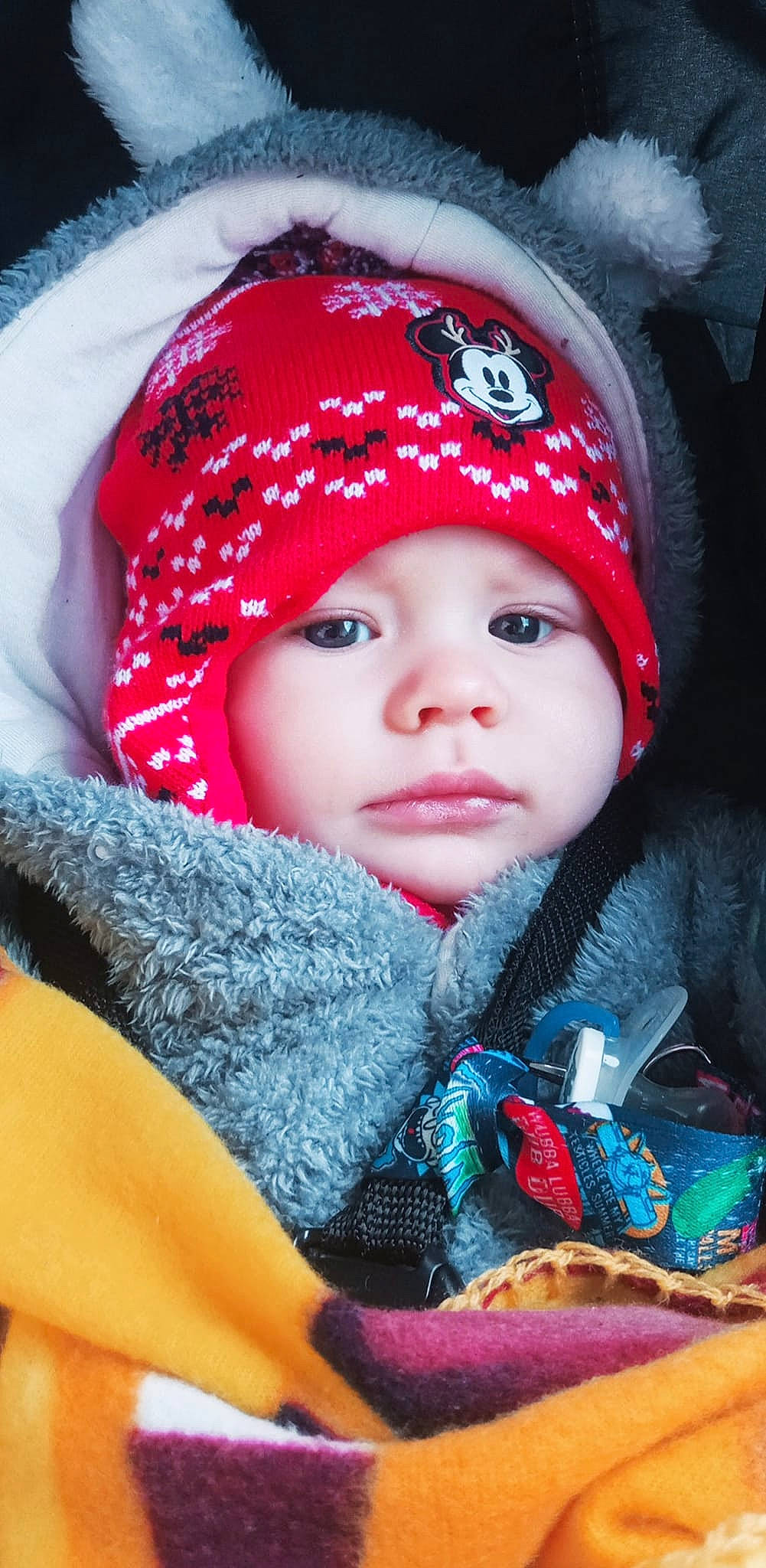 Mael participe au concours pour gagner de l'argent avec cette photo : baby, baby_toddler_clothing, cap, cheek, child, cool, electric_blue, eye, happy, headgear, headwear, human_body, knit_cap, lip, person, red, skin, textile, toddler, tree