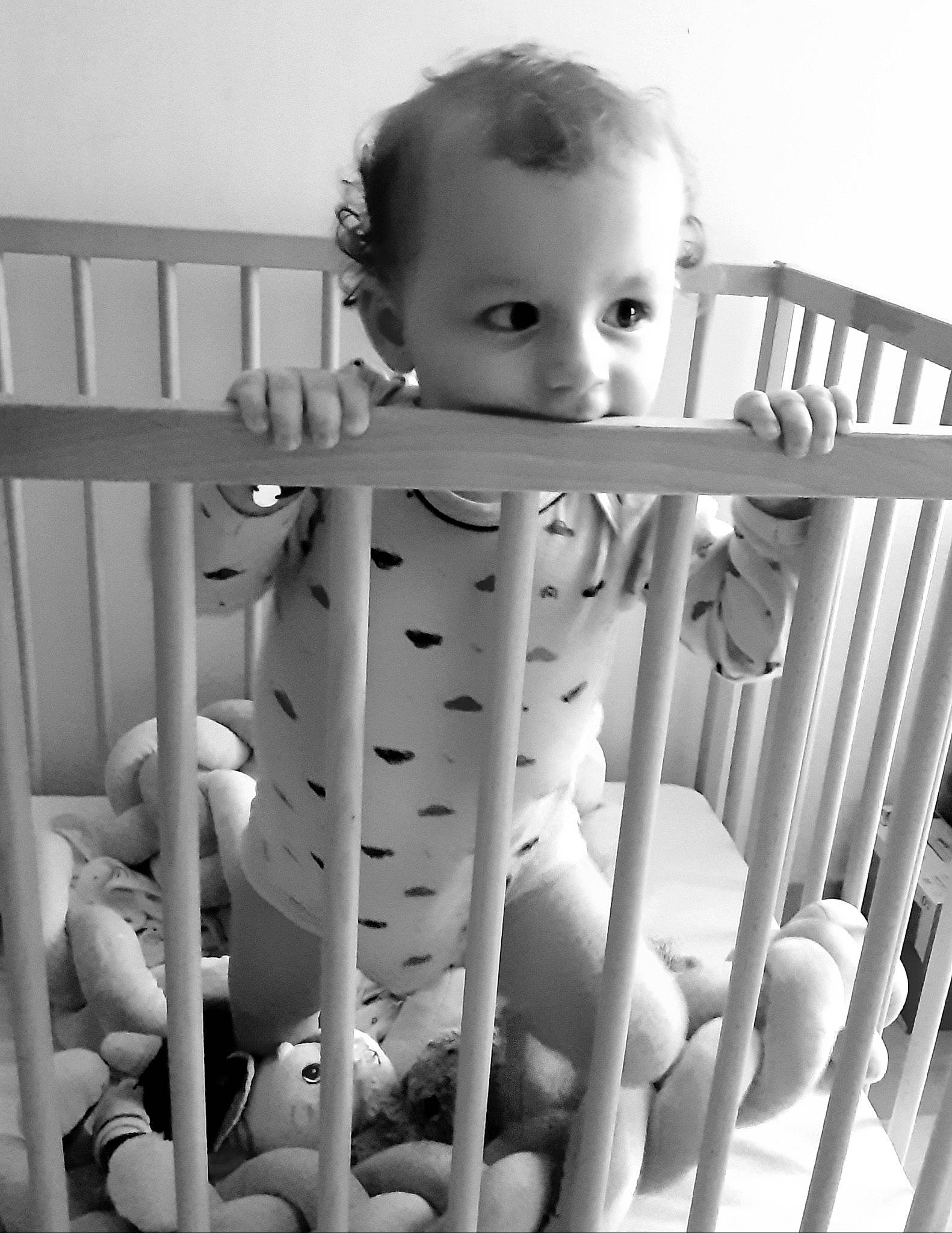 Arthur a rejoint le concours — aidez-le/la à gagner de superbes lots ! baby, baby_products, baby_safety, baby_toys, bed, black_and_white, child, furniture, infant_bed, monochrome, nursery, person, product, smile, style, toddler, white