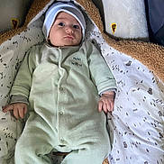 Soan participe au concours pour gagner de l'argent avec cette photo : baby, infant, onesie, hat, blanket, soft, cozy, cute, lying_down, pattern, bear_design, child, portrait, indoors, sleepwear, newborn, comfort, small_hands, expression, resting