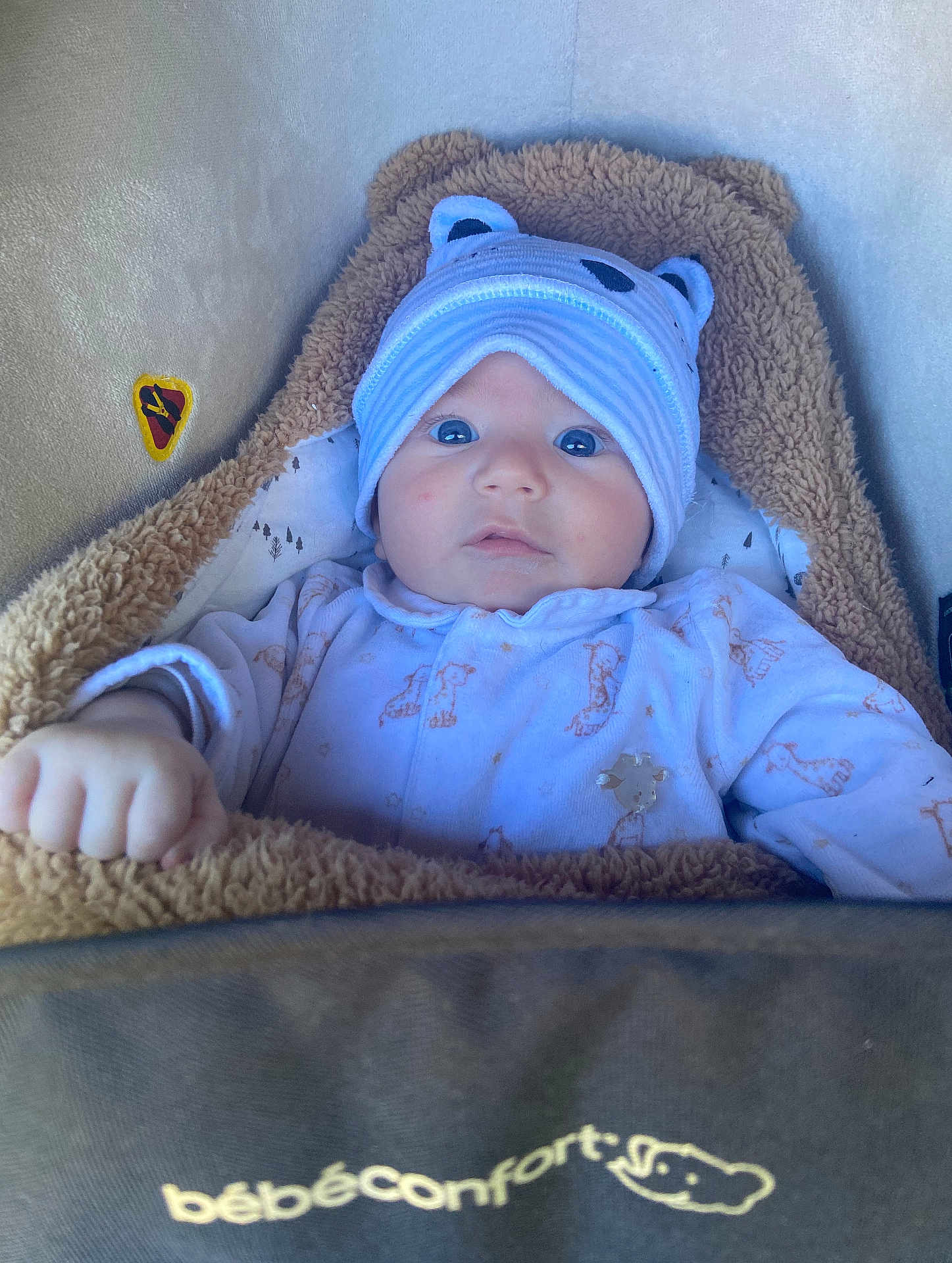 Soan a rejoint le concours — aidez-le/la à gagner de superbes lots ! baby, infant, hat, bear_ears, blanket, car_seat, clothing, cute, face, hand, blue_eyes, soft_texture, warm, child, indoors, portrait, cozy, looking_at_camera, small_person, adorable