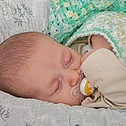 Raphaël a rejoint le concours — aidez-le/la à gagner de superbes lots ! baby, blanket, child, closeup, comfort, cozy, crocheted, cute, face, hand, indoors, infant, newborn, pacifier, peaceful, pillow, resting, skin, sleeping, soft