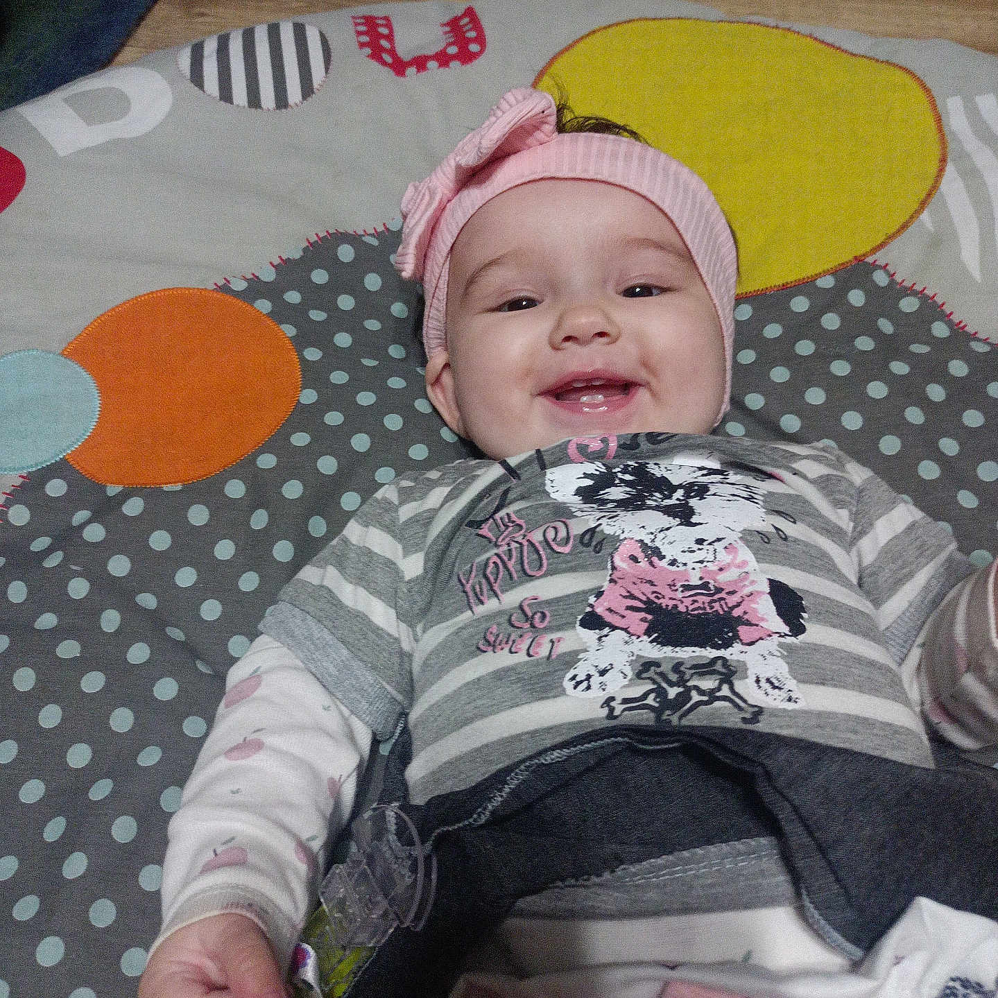 Lilou a rejoint le concours — aidez-le/la à gagner de superbes lots ! applique, baby, bed, blanket, bonnet, cap, clothing, couch, cushion, face, furniture, hat, head, homedecor, newborn, pattern, person, photography, portrait, quilt