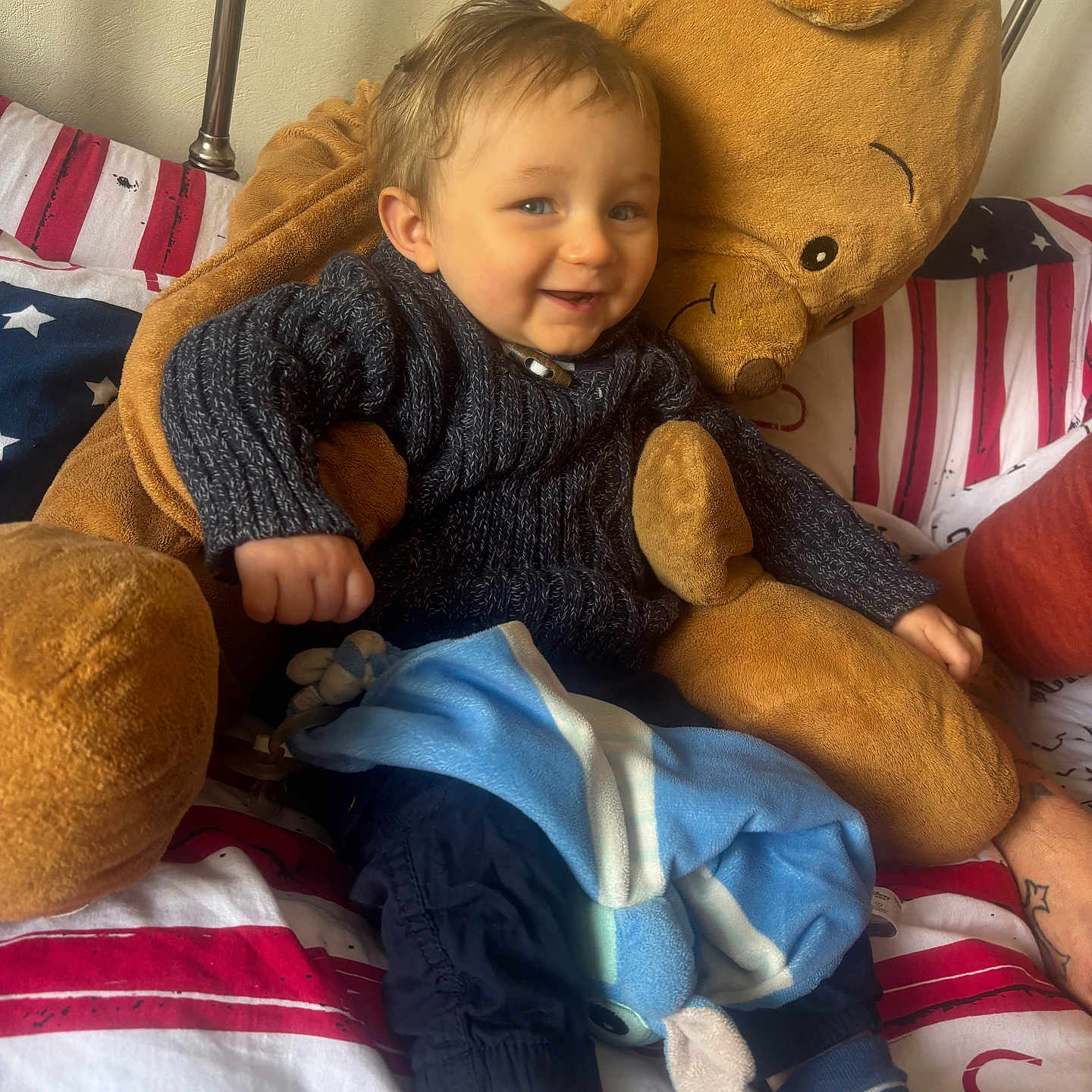 Maryus a rejoint le concours — aidez-le/la à gagner de superbes lots ! bed, bedding, blanket, child, clothing, cozy, cute, face, happy, indoor, pants, person, plush, portrait, smile, striped_socks, sweater, teddy_bear, toddler, toy