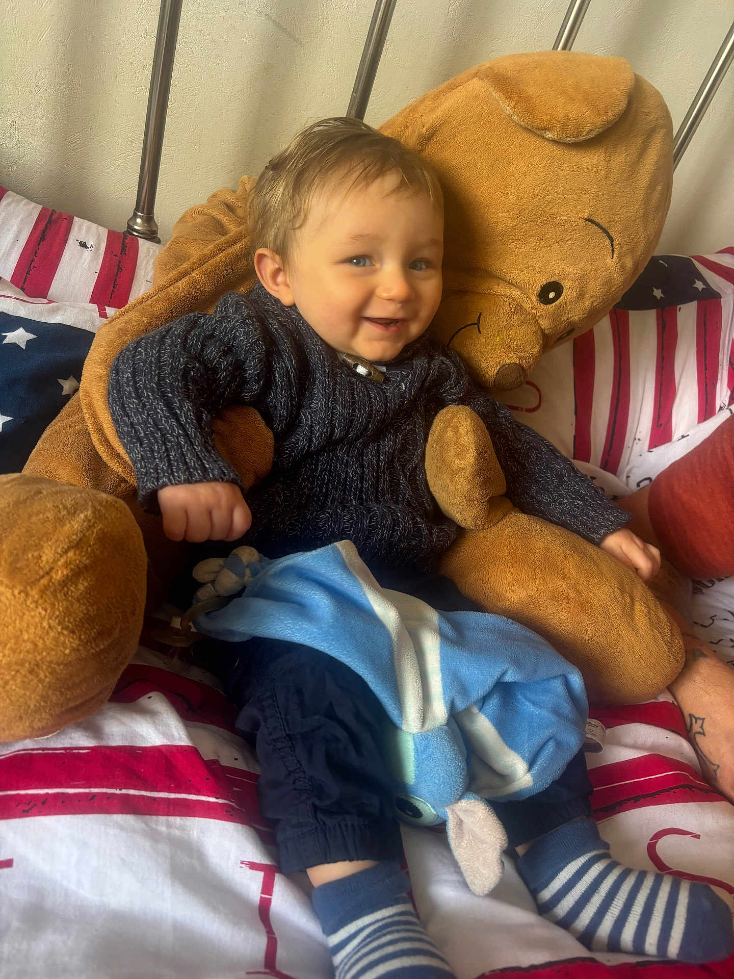 Maryus a rejoint le concours — aidez-le/la à gagner de superbes lots ! toddler, child, teddy_bear, blanket, bed, bedding, striped_socks, smile, happy, cozy, indoor, plush, clothing, sweater, pants, toy, cute, person, face, portrait
