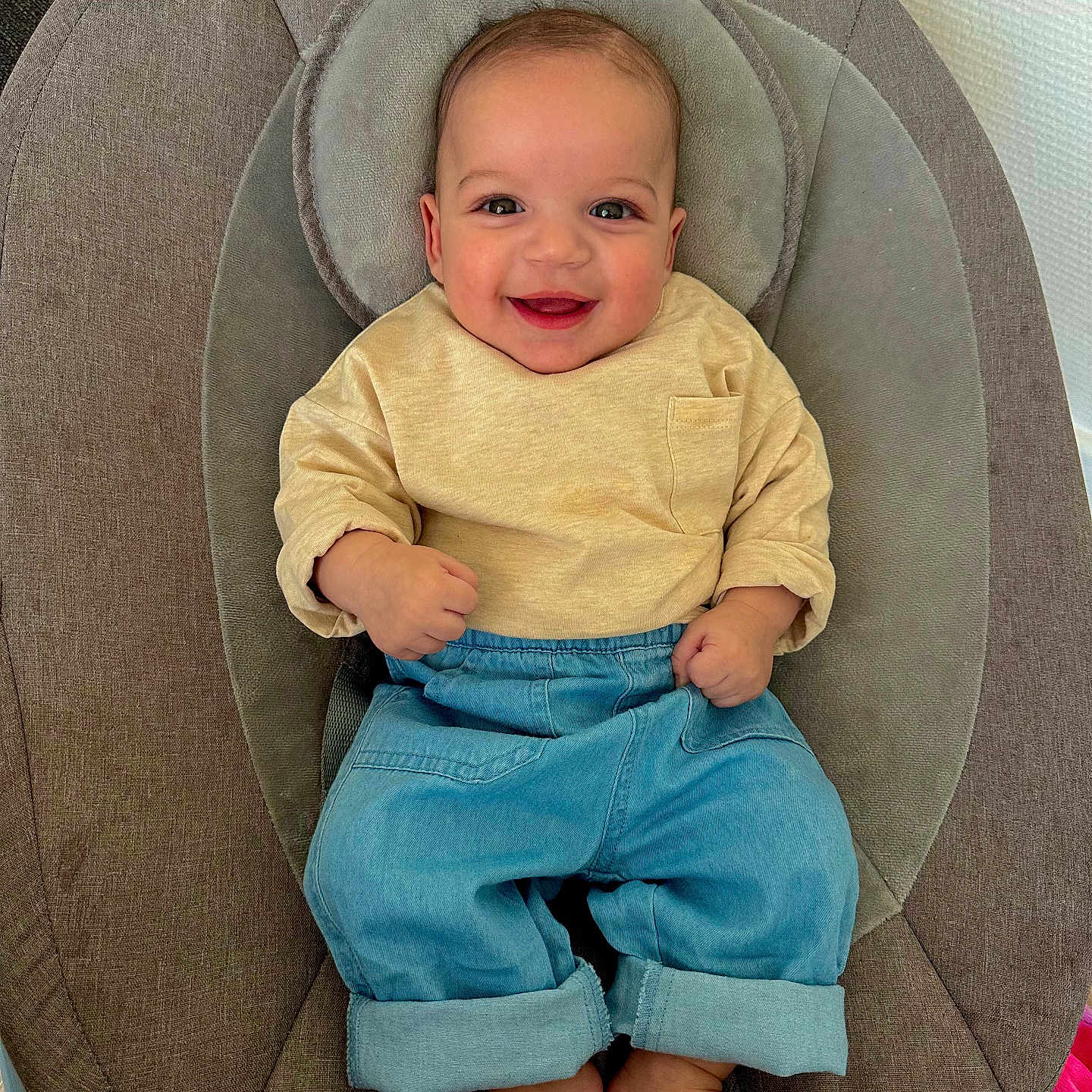 Thiago participe au concours pour gagner de l'argent avec cette photo : baby, child, smiling, happy, infant, clothing, pants, shirt, feet, barefoot, seat, cushion, indoor, person, portrait, casual, cute, young, relaxed, comfort