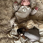 Toscane participe au concours pour gagner de l'argent avec cette photo : baby, sleeping, onesie, bear_design, fluffy_rug, beige, sphynx_cat, cat, hairless, pet, blanket, cozy, indoor, cute, infant, soft_texture, animal, resting, snuggling, peaceful