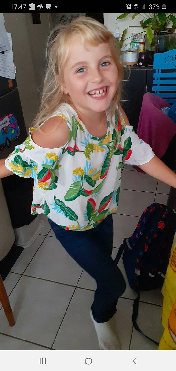 Elisa a rejoint le concours — aidez-le/la à gagner de superbes lots ! blond, child, clothing, event, finger, fun, hair, hairstyle, happy, human_leg, joint, joy, pattern, person, shoulder, sleeve, smile, snapshot, standing, t_shirt
