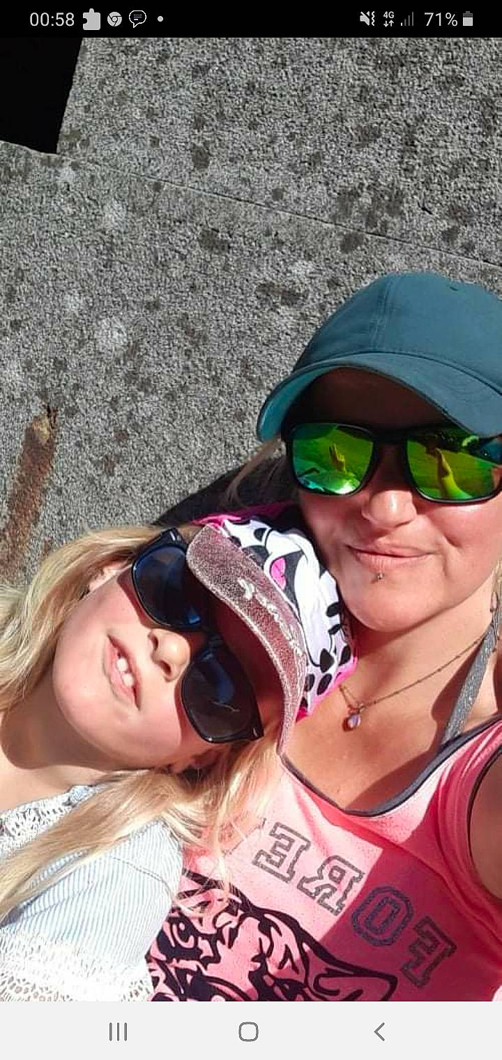 Elisa a rejoint le concours — aidez-le/la à gagner de superbes lots ! baseball_cap, cap, cool, eyewear, face, facial_expression, gesture, glasses, goggles, happy, headgear, headwear, joy, leisure, lip, people, person, pink, smile, sunglasses