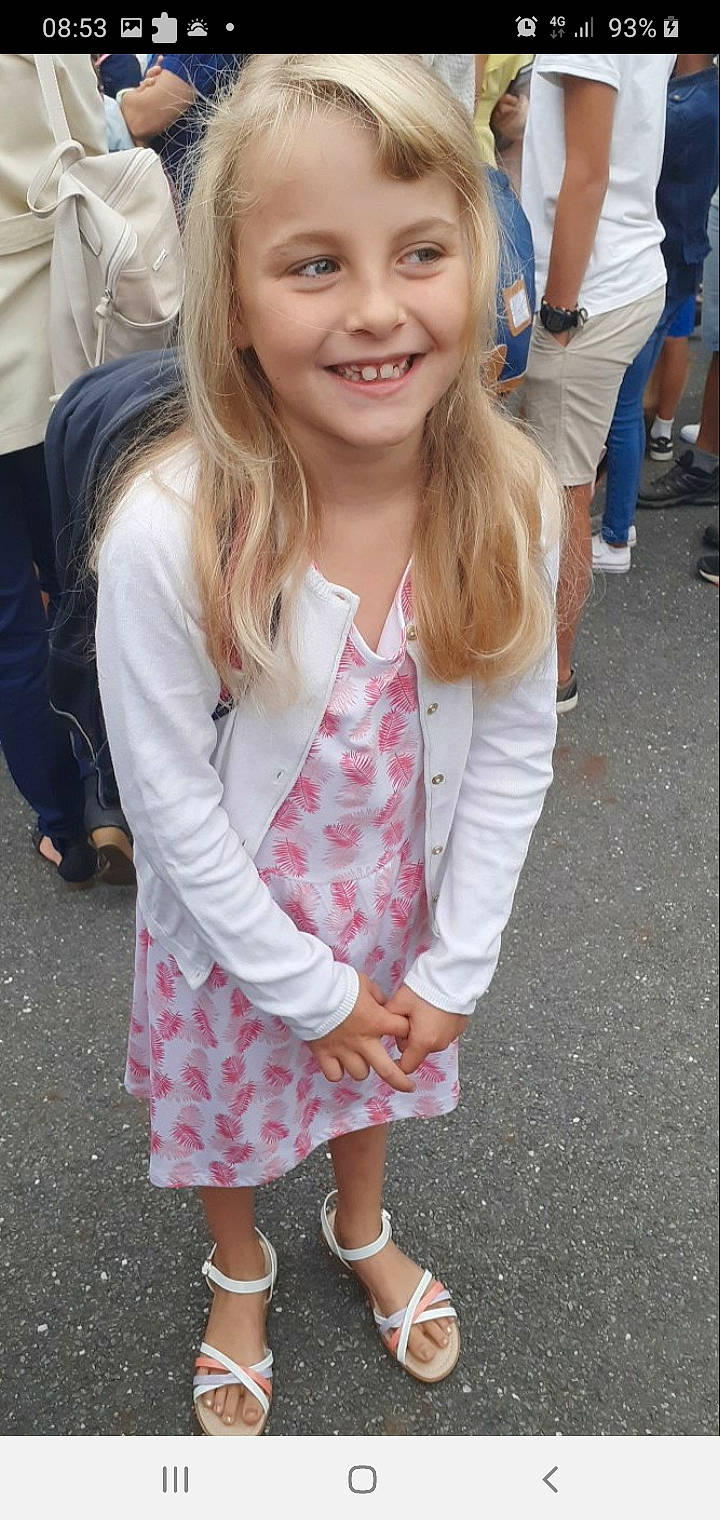 Elisa participe au concours pour gagner de l'argent avec cette photo : blond, brown_hair, child, clothing, event, fashion_accessory, fun, happy, joint, joy, pattern, person, photograph, pink, shoe, shorts, sleeve, smile, snapshot, sneakers