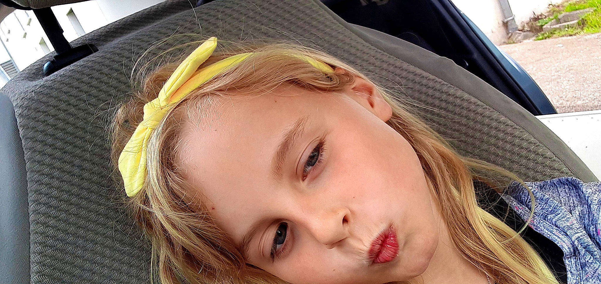 Elisa participe au concours pour gagner de l'argent avec cette photo : cheek, chin, eye, eyebrow, eyelash, grass, hairstyle, happy, head, iris, jaw, layered_hair, lip, mouth, neck, nose, person, plant, skin, smile