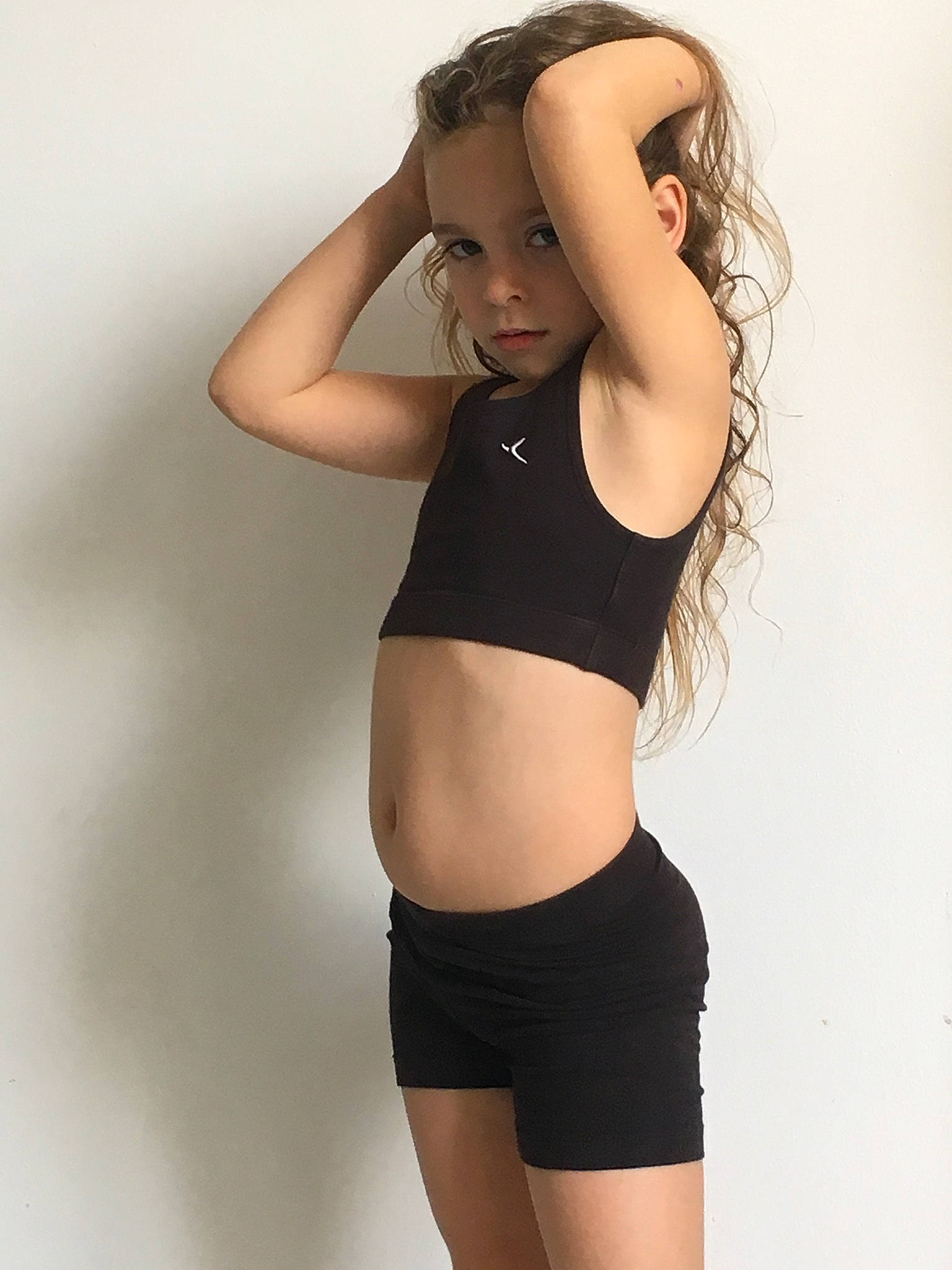 Ana-lucìa participe au concours pour gagner de l'argent avec cette photo : active_pants, arm, chest, elbow, fashion, flash_photography, gesture, joint, knee, muscle, neck, person, shorts, shoulder, sleeve, sportswear, stomach, thigh, trunk, undershirt