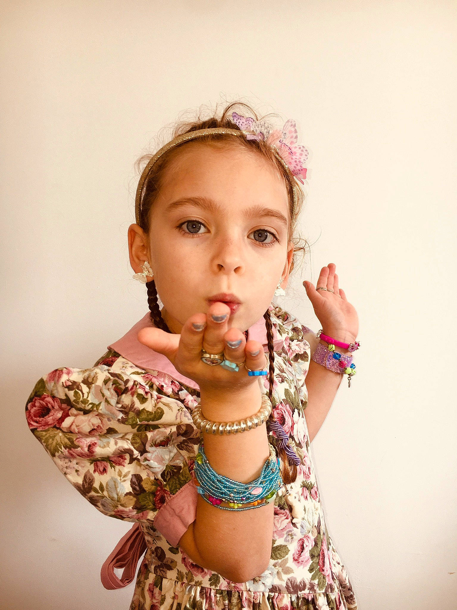 Ana-lucìa a rejoint le concours — aidez-le/la à gagner de superbes lots ! arm, body_jewelry, day_dress, eyebrow, eyelash, face, fashion, fashion_design, finger, flash_photography, gesture, hair, hairstyle, hand, head, lip, neck, necklace, person, skin