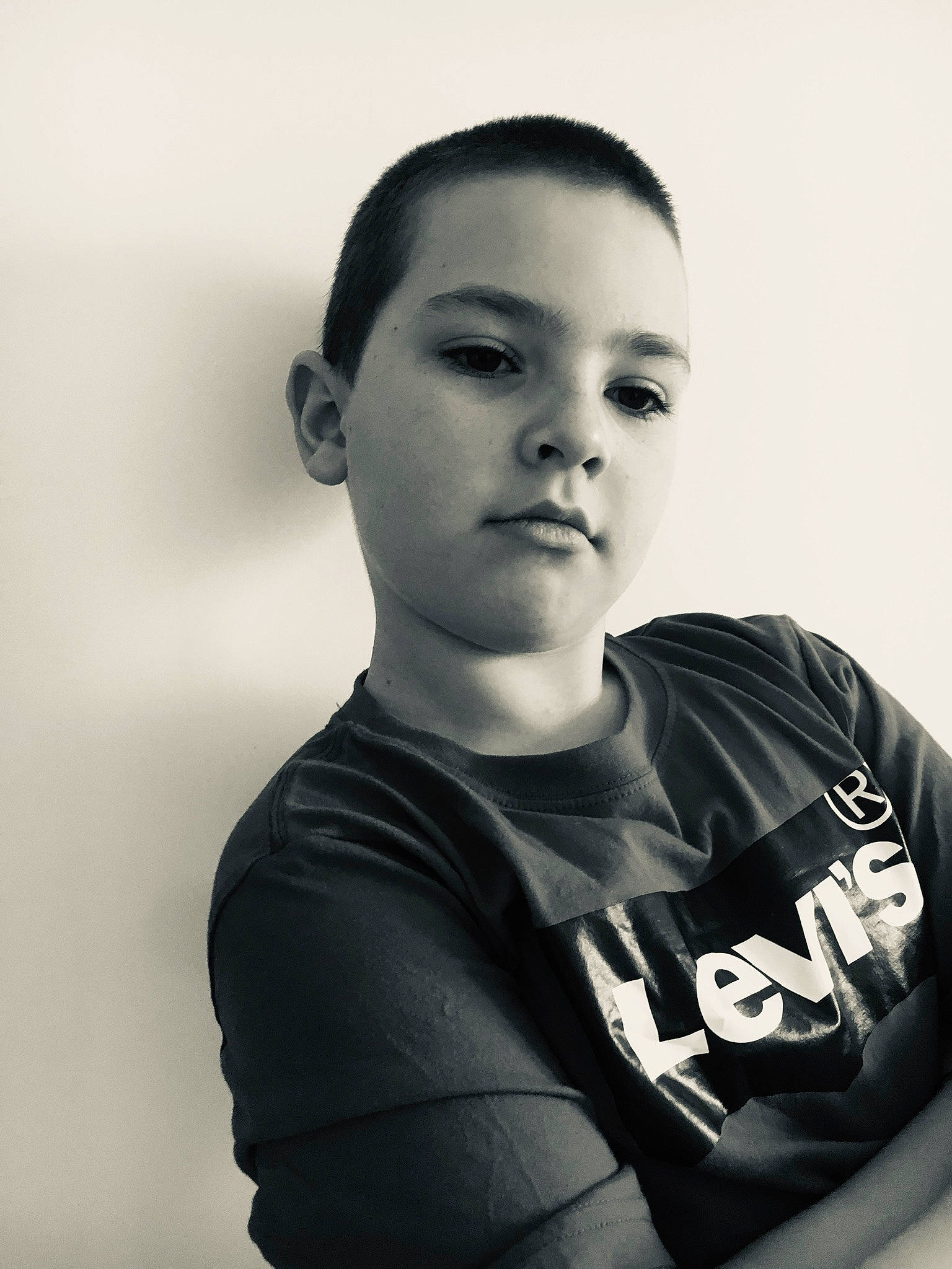 Ana-lucìa participe au concours pour gagner de l'argent avec cette photo : black_hair, cheek, child, chin, eyebrow, eyewear, flash_photography, forehead, fun, happy, jaw, lip, monochrome, monochrome_photography, neck, person, portrait, portrait_photography, sitting, sleeve